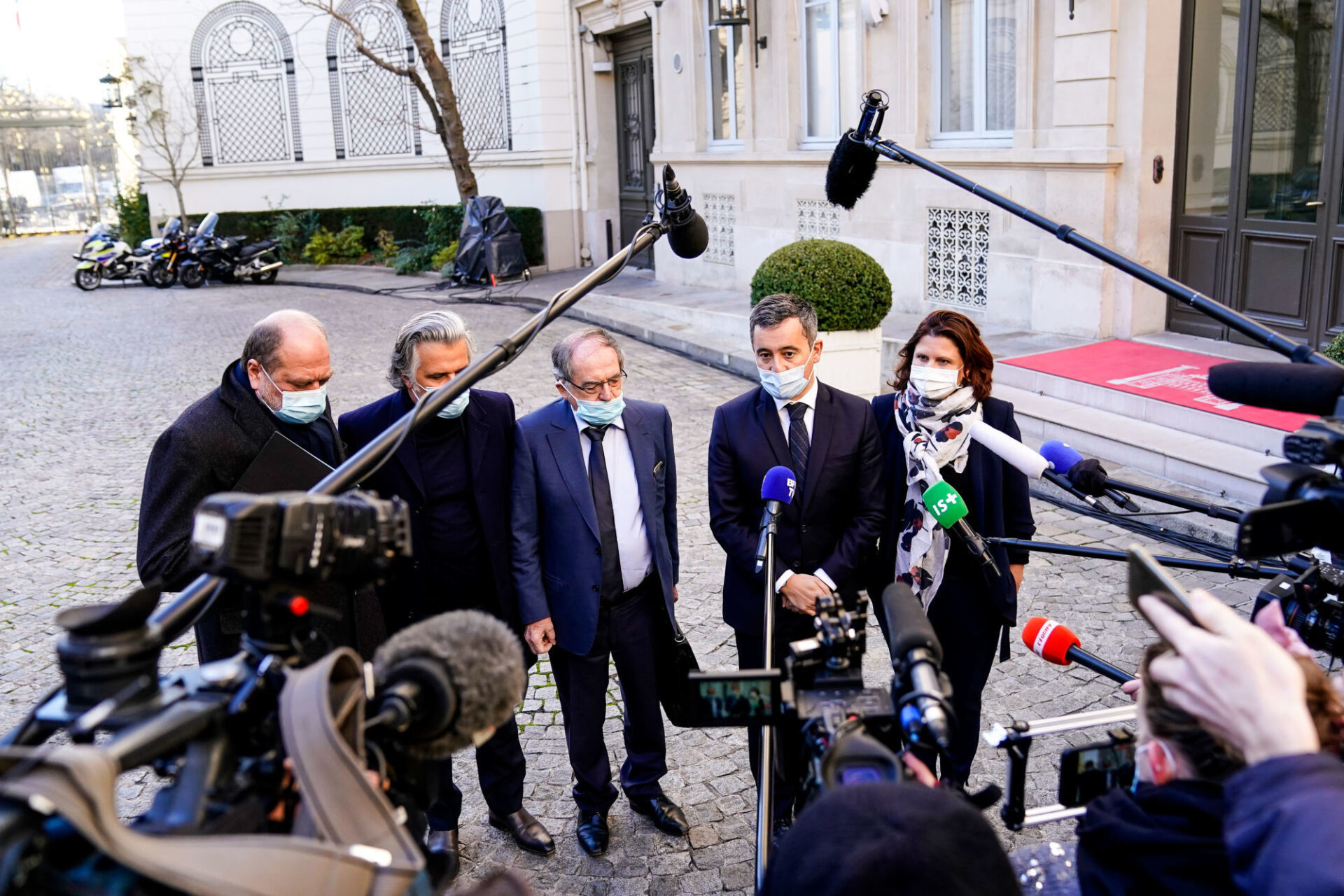 De gauche à droite : Eric Dupond-Moretti (ministre de la Justice), Vincent Labrune (président de la LFP), Noël Le Graët (président de la FFF), Gérald Darmanin (ministre de l'Intérieur) et Roxana Maracineanu (ministre déléguée aux Sports). Icon Sport