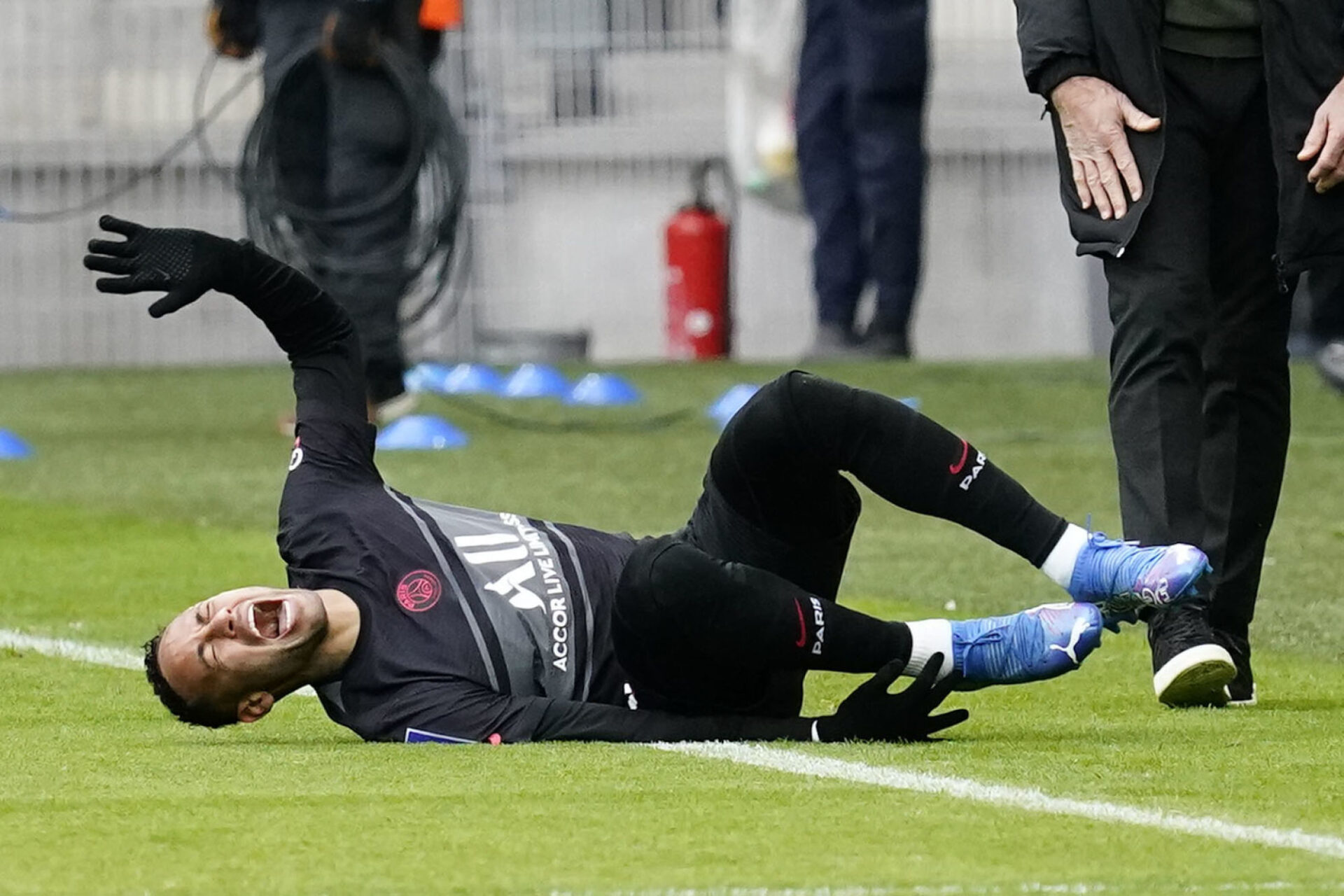 La cheville de Neymar a tourn&eacute; &agrave; quelques minutes de la fin du match, et le Br&eacute;silien s'est effondr&eacute; en hurlant de douleur... Icon Sport