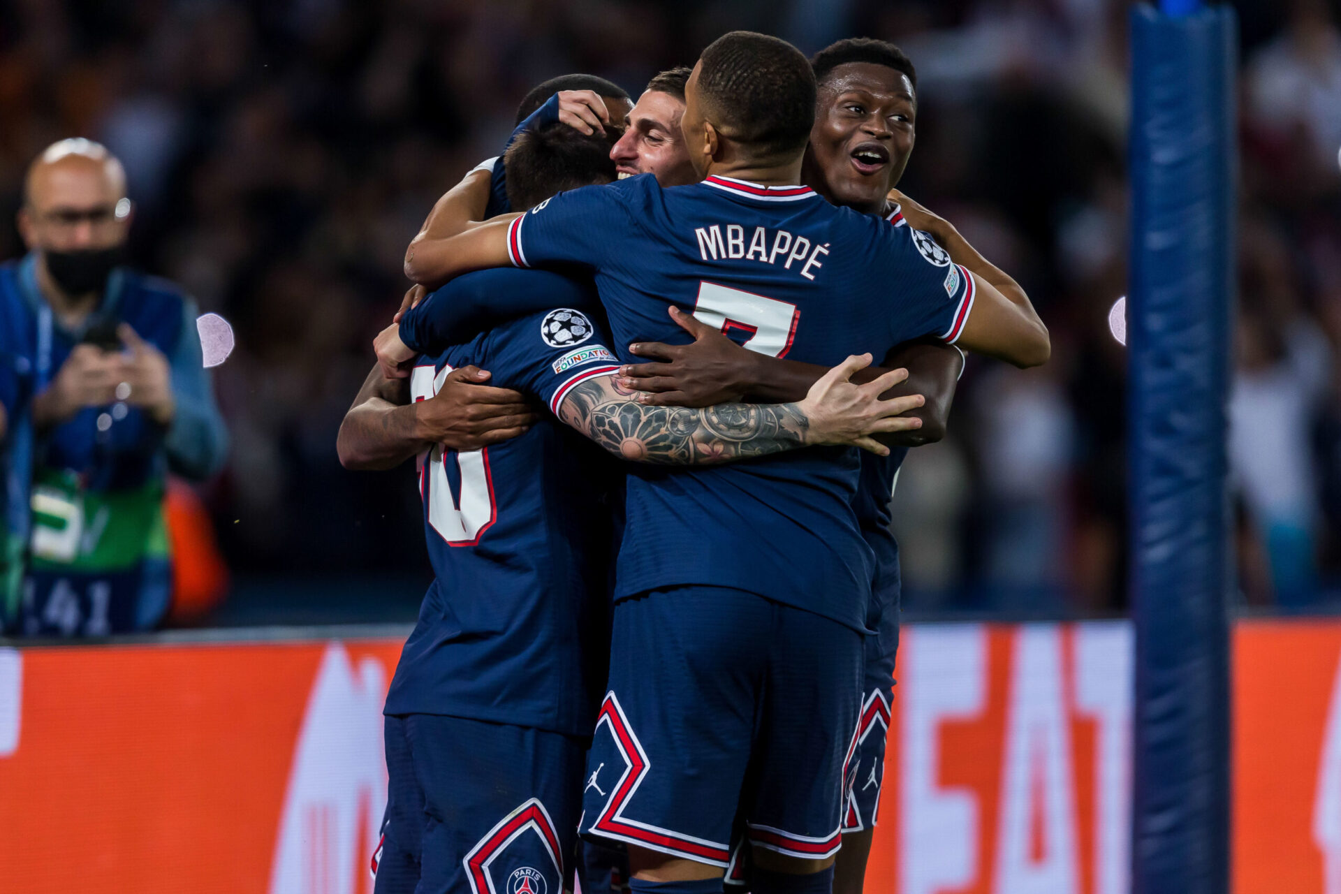 Nuno Mendes, Marco Verratti et Kylian Mbappé célèbrent le but de Lionel Messi face à Leizpig en Ligue des champions. Icon Sport