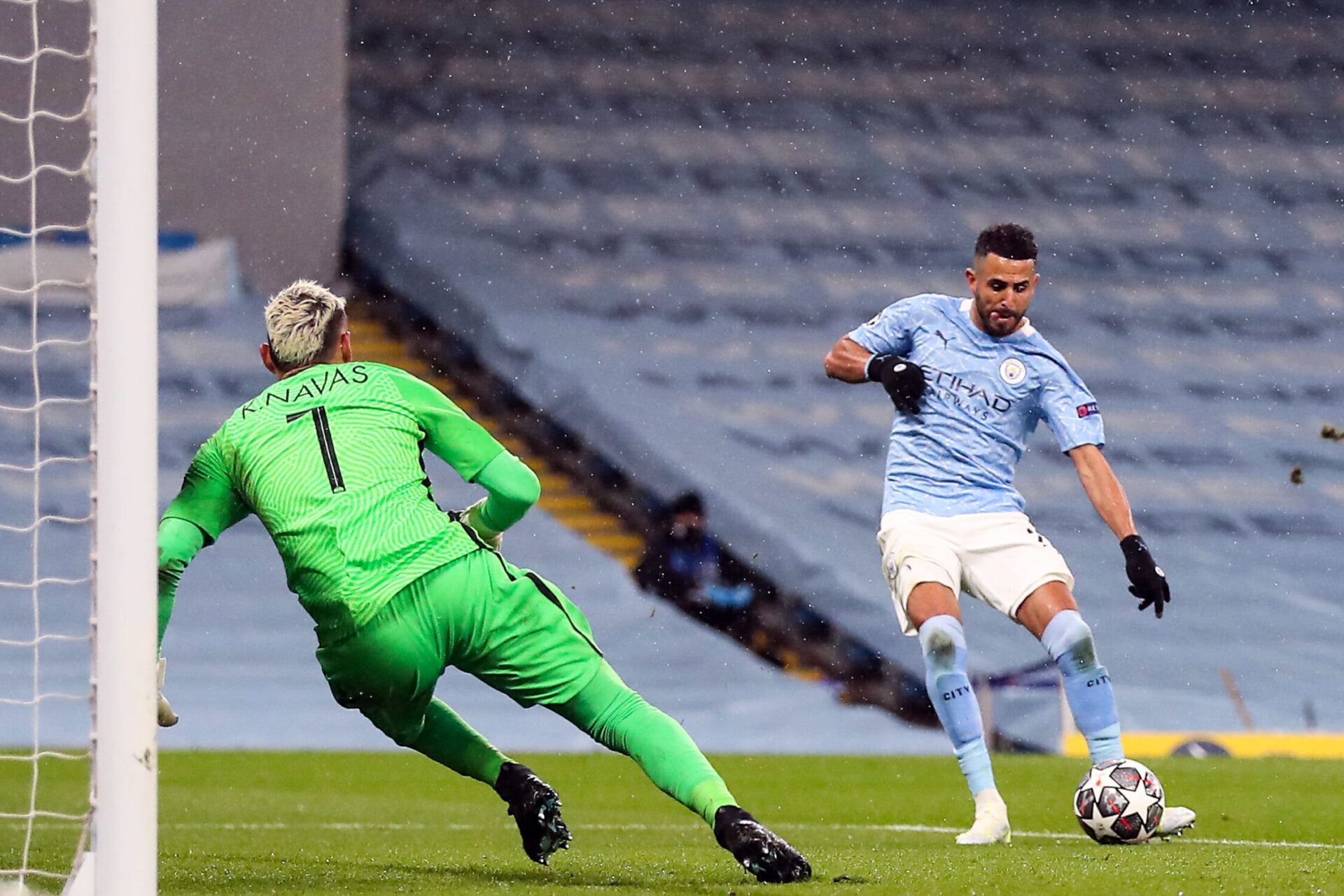 Le Paris Saint-Germain suit de près la situation de Riyad Mahrez à Manchester City. Icon Sport