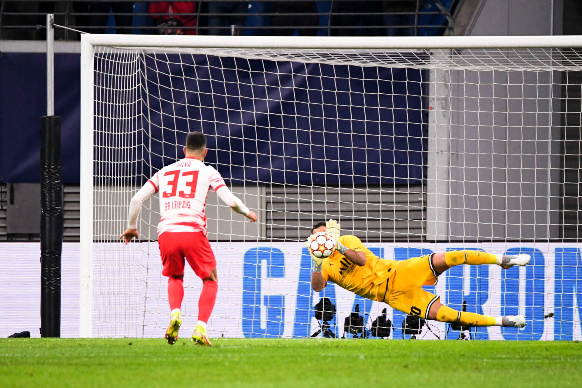 Gianluigi Donnarumma a évité Leipzig et André Silva de doubler la mise face au PSG, en repoussant un pénalty. Icon Sport