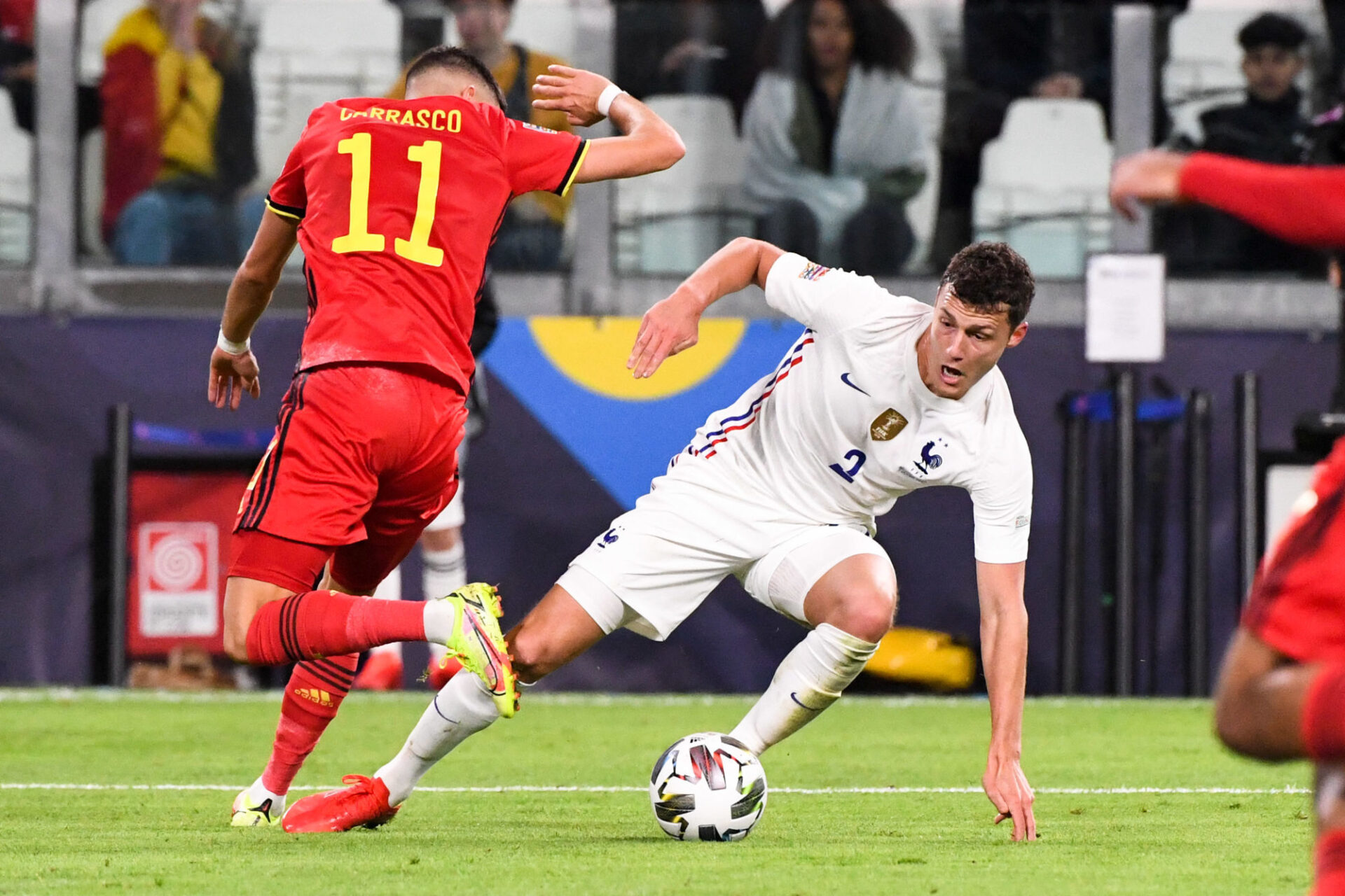 Benjamin Pavard a la "caisse" pour arpenter son couloir pendant 90 minutes, ce qui n'est peut-être pas le cas de Yannick Carrasco, qui a dû s'incliner face au Français. Icon Sport