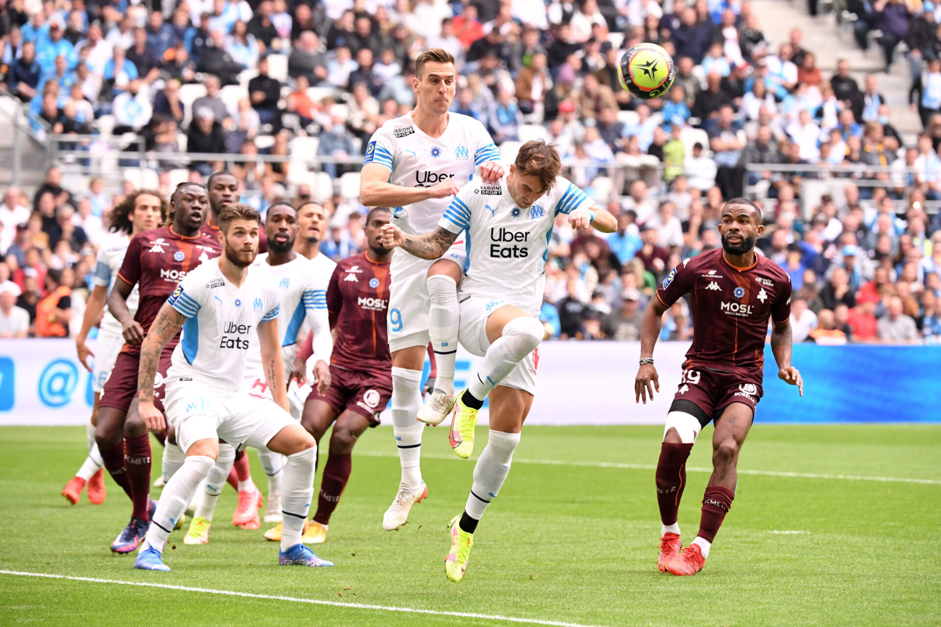 Les joueurs de l'Olympique de Marseille et du FC Metz à la lutte sur la pelouse de l'Orange Vélodrome. Icon Sport