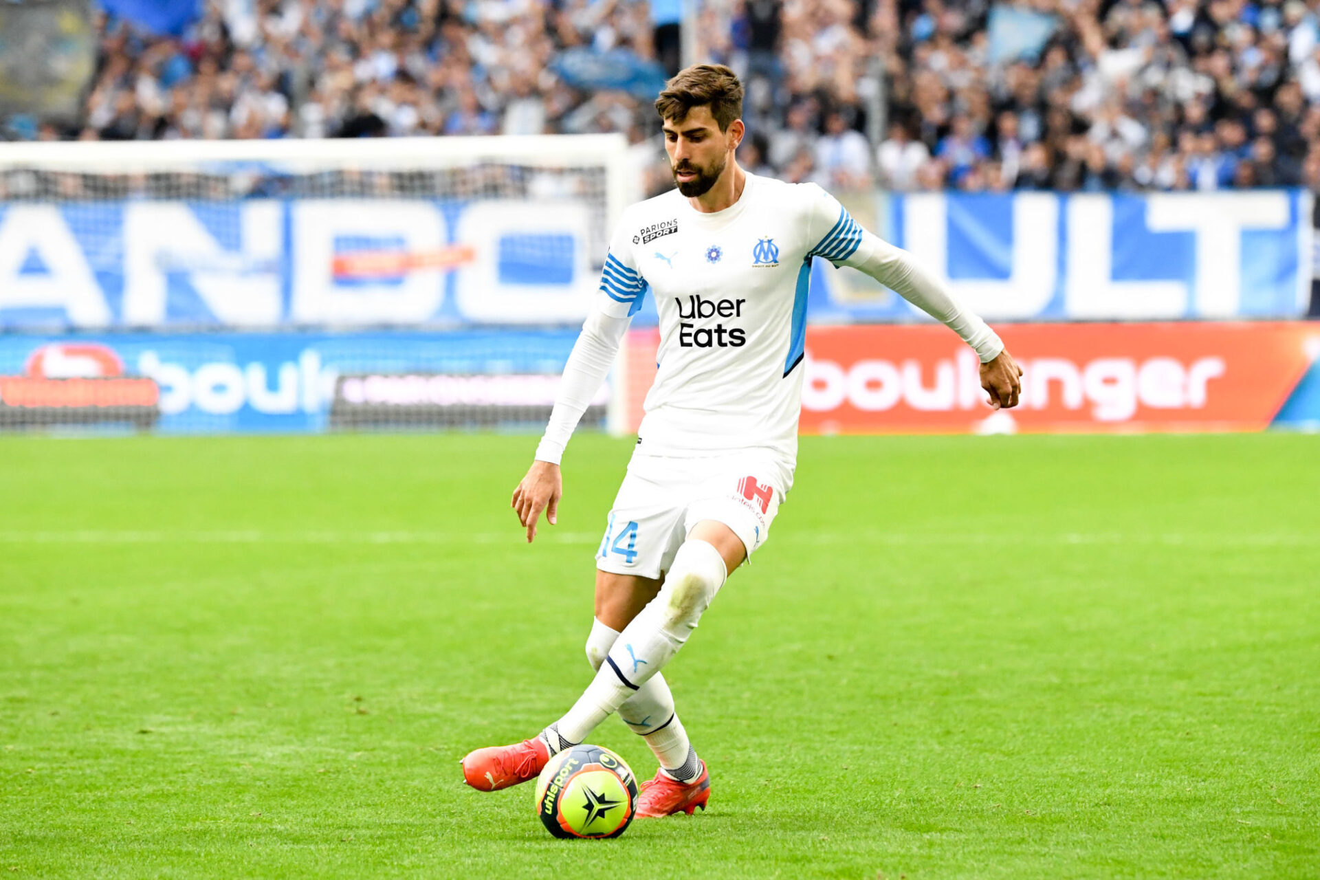 Luan Peres vibre avec les supporters de l'OM. Icon Sport