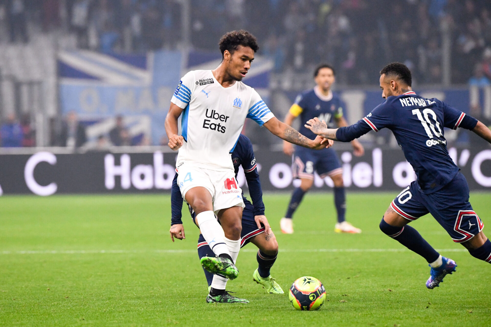 Boubacar Kamara, à la lutte avec Neymar lors du Classique face au Paris Saint-Germain. Icon Sport Boubacar Kamara, à la lutte avec Neymar lors du Classique face au Paris Saint-Germain. Icon Sport