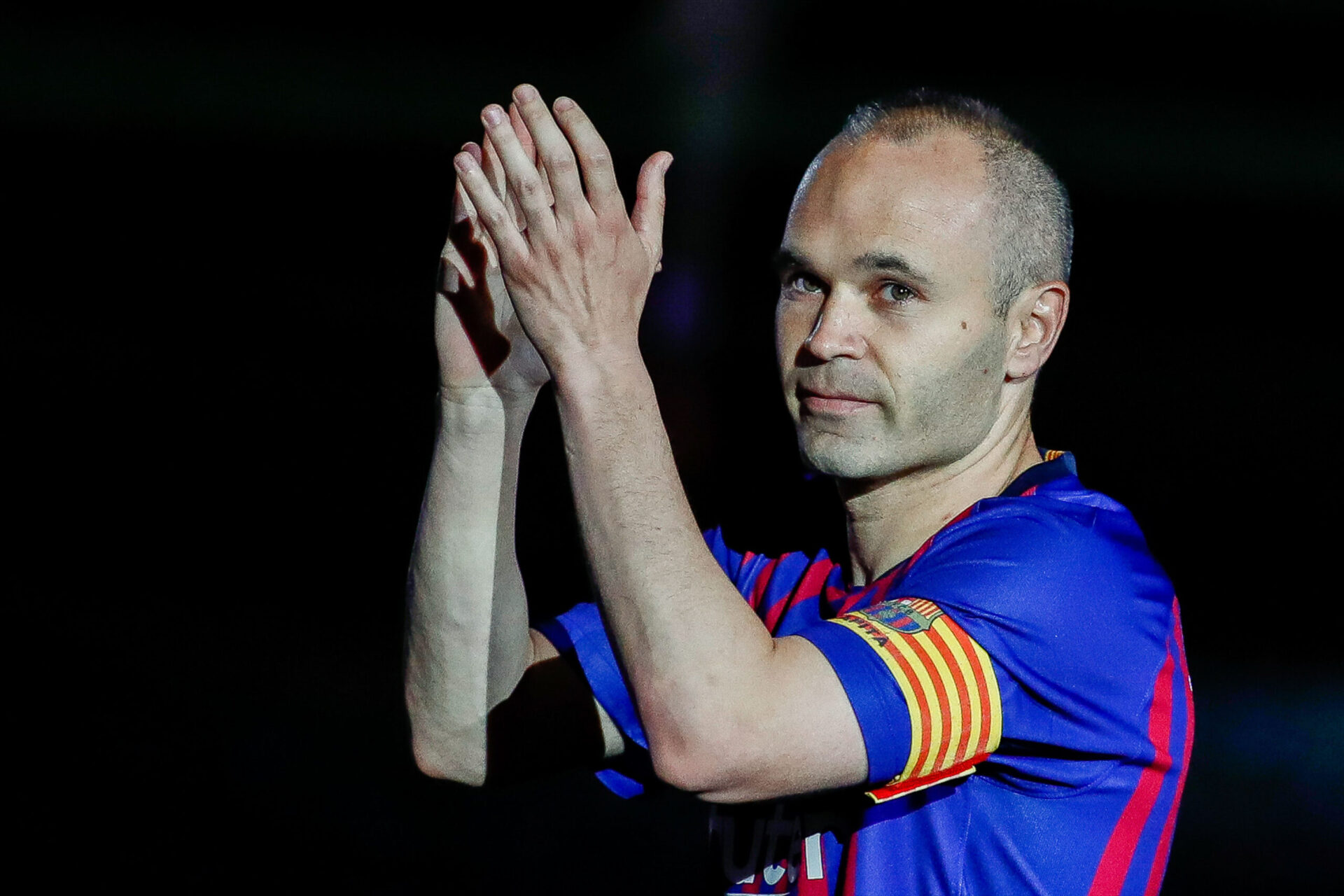 Andr&eacute;s Iniesta a confi&eacute; qu'il aimerait revenir un jour au FC Barcelone, pour continuer &agrave; aider le club de sa vie. Icon Sport