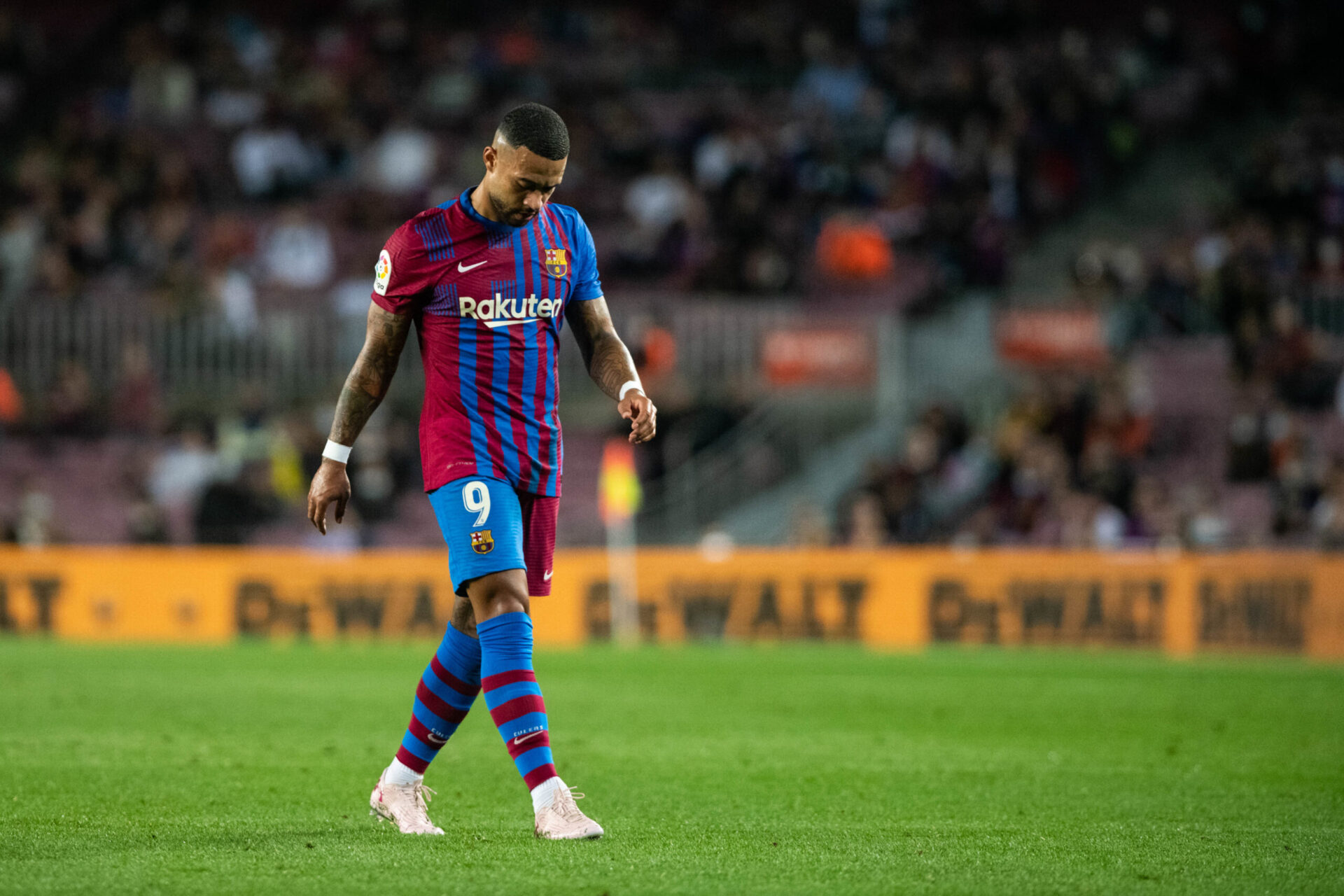 Memphis Depay semble bien seul dans l'attaque du FC Barcelone (iconsport)