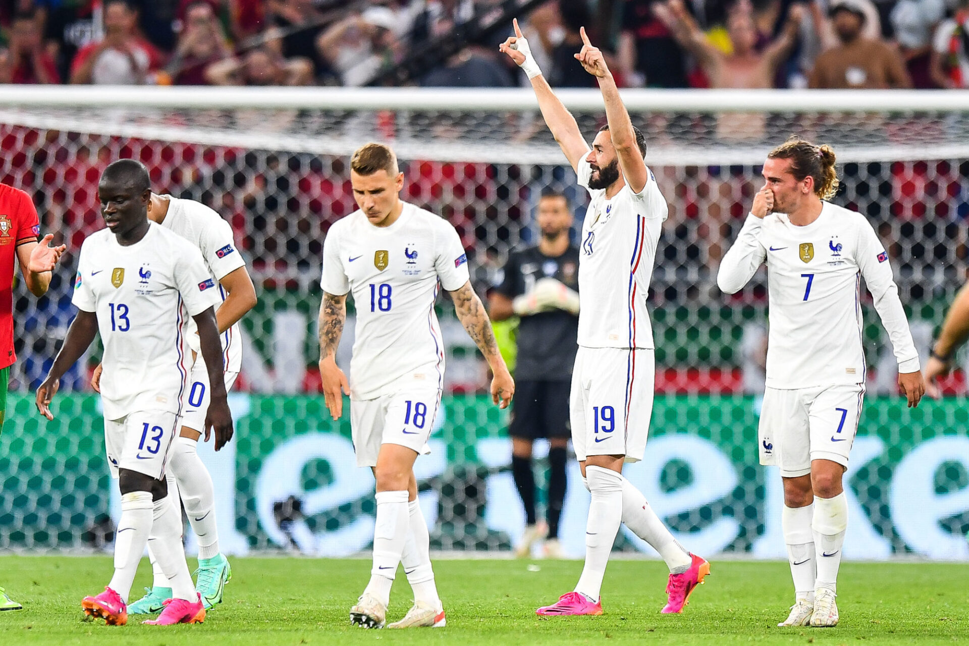Plus apparu en Bleu depuis l'Euro, N'Golo Kanté (à gauche) fait son retour en équipe de France et retrouvera Lucas Digne, Karim Benzema et Antoine Griezmann. Icon Sport