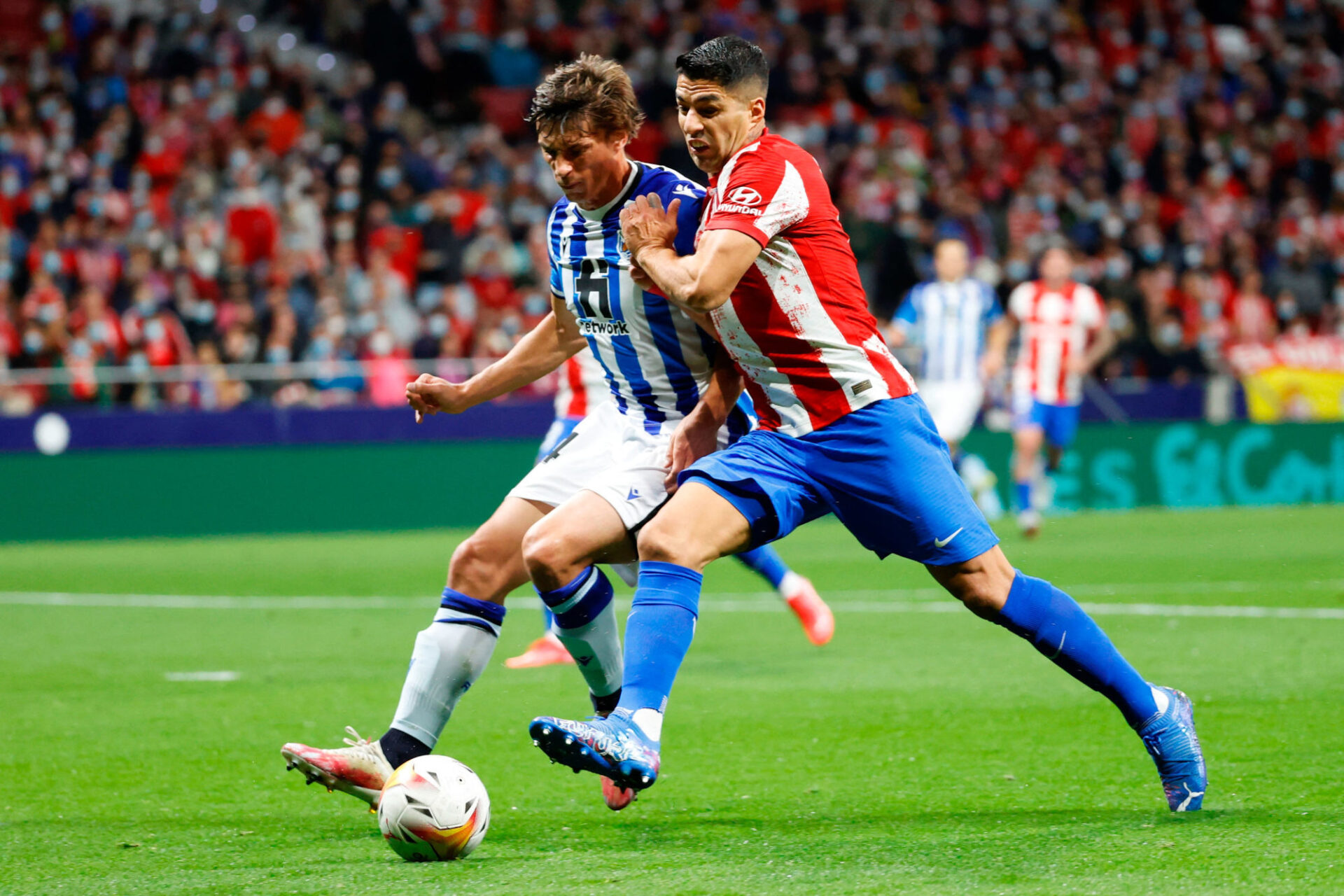 Robin Le Normand au duel avec Luis Suarez (Atlético). Icon Sport