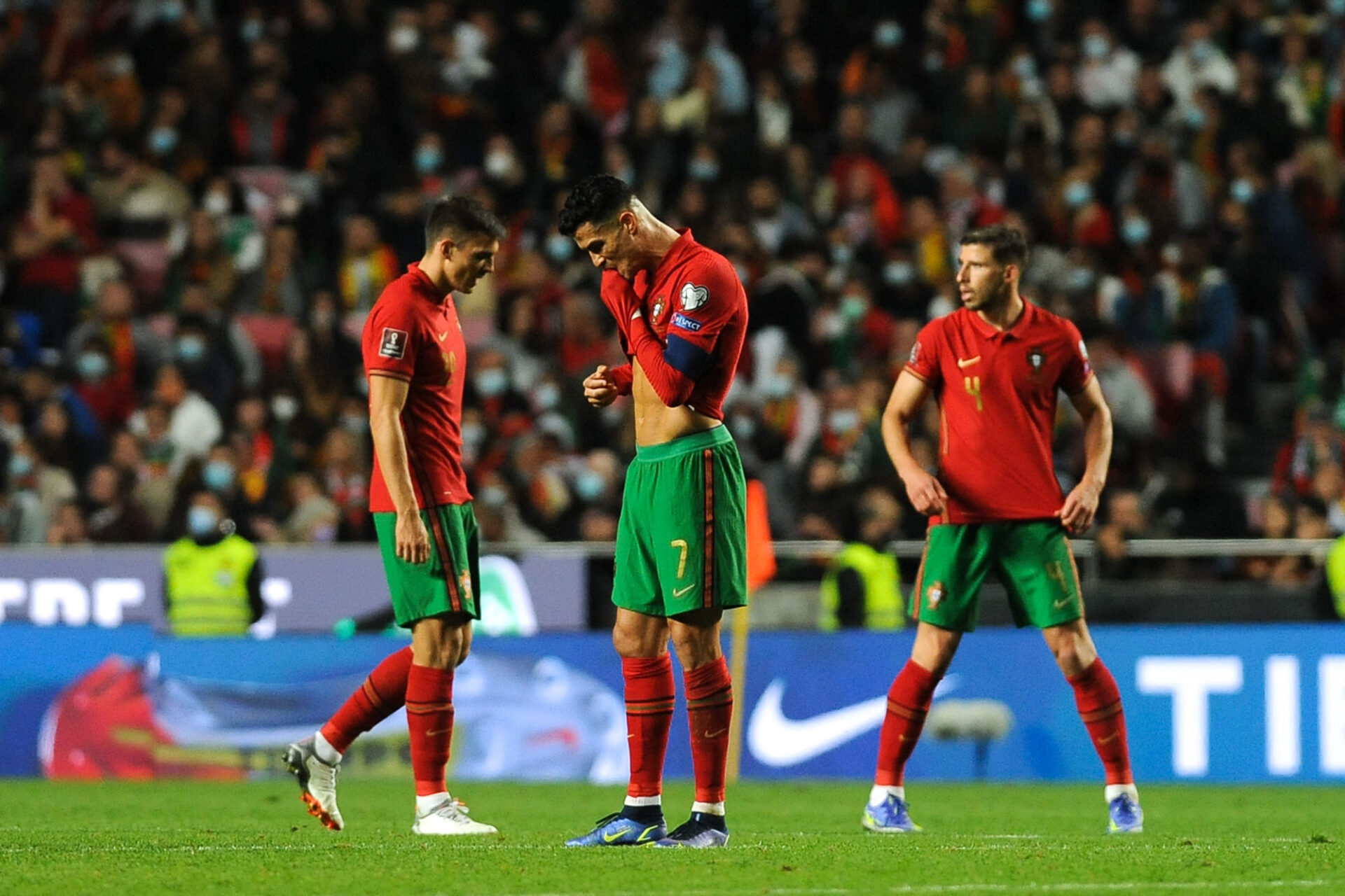 Cristiano Ronaldo désabusé après la défaite du Portugal contre la Serbie (1-2). Icon Sport