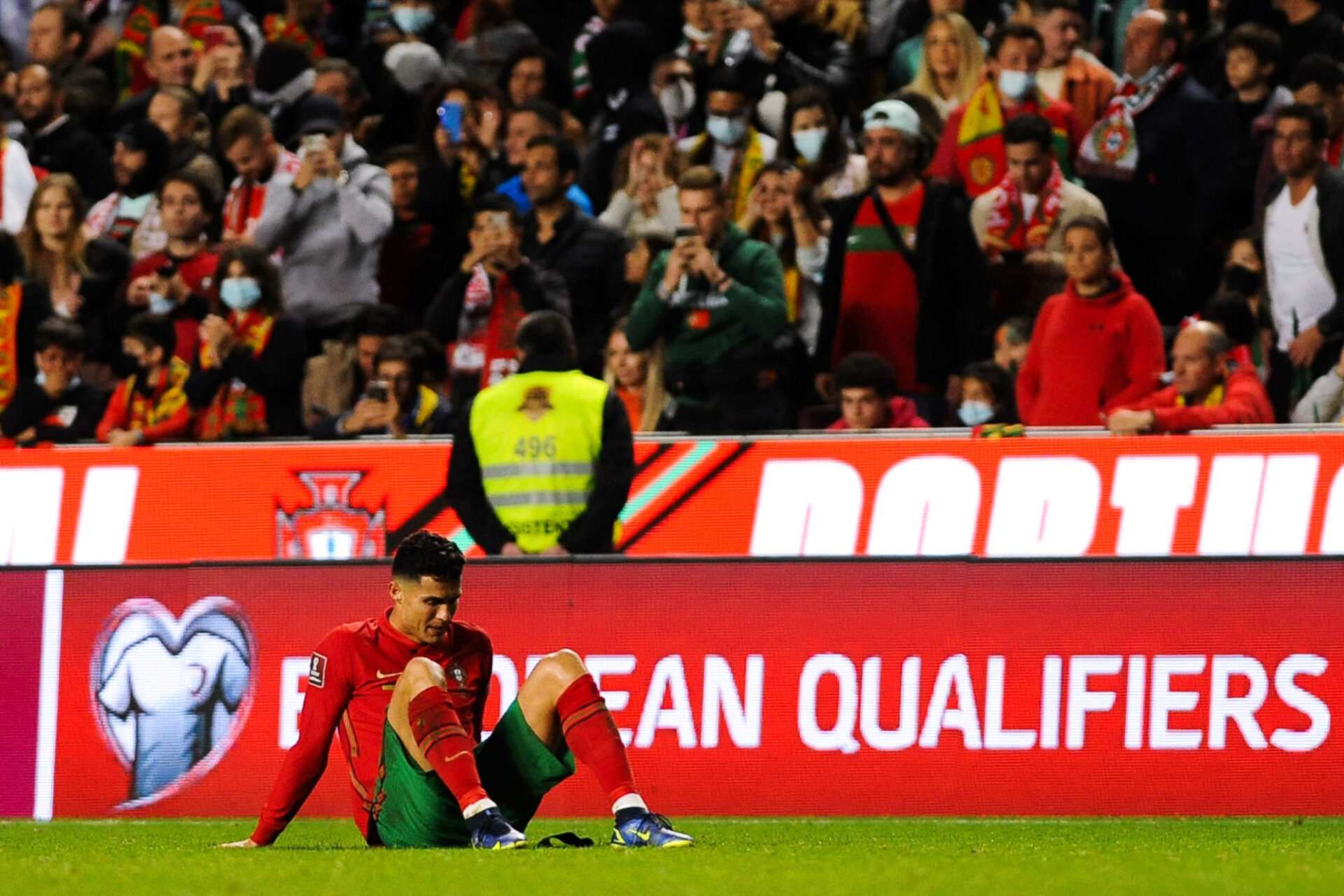Cristiano Ronaldo et le Portugal à terre. Battue par la Serbie (1-2), la Selecção devra en passer par les barrages pour voir la Coupe du monde 2022. Icon Sport