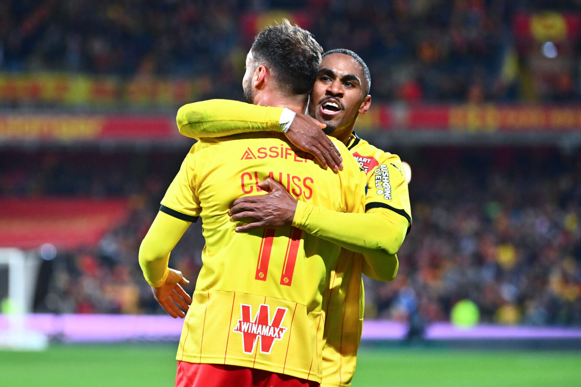Wesley Saïd remercie Jonathan Clauss, passeur décisif sur son but contre Troyes. Icon Sport