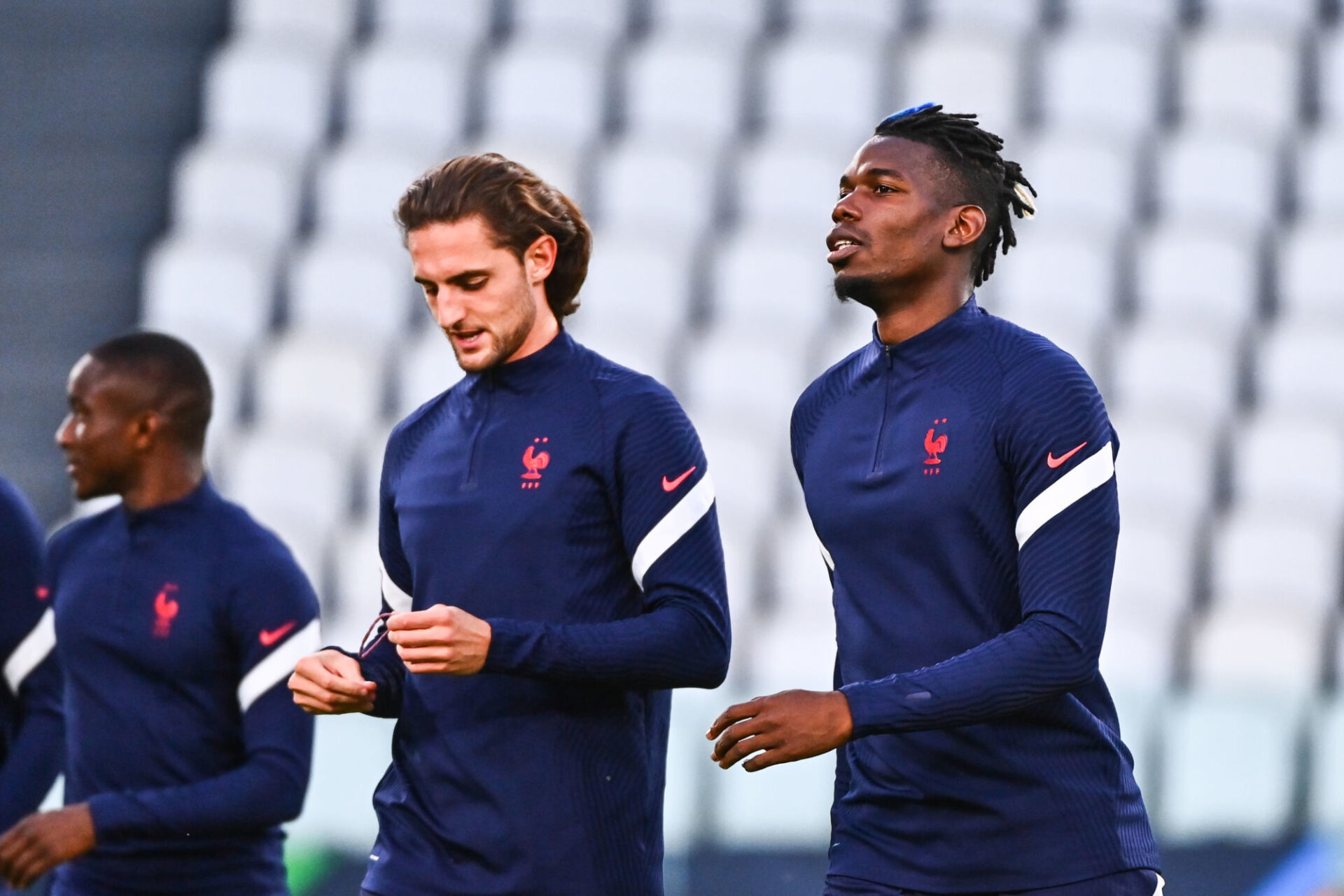 Adrien Rabiot pourrait retrouver son coéquipier en sélection Paul Pogba en Premier League. Icon Sport