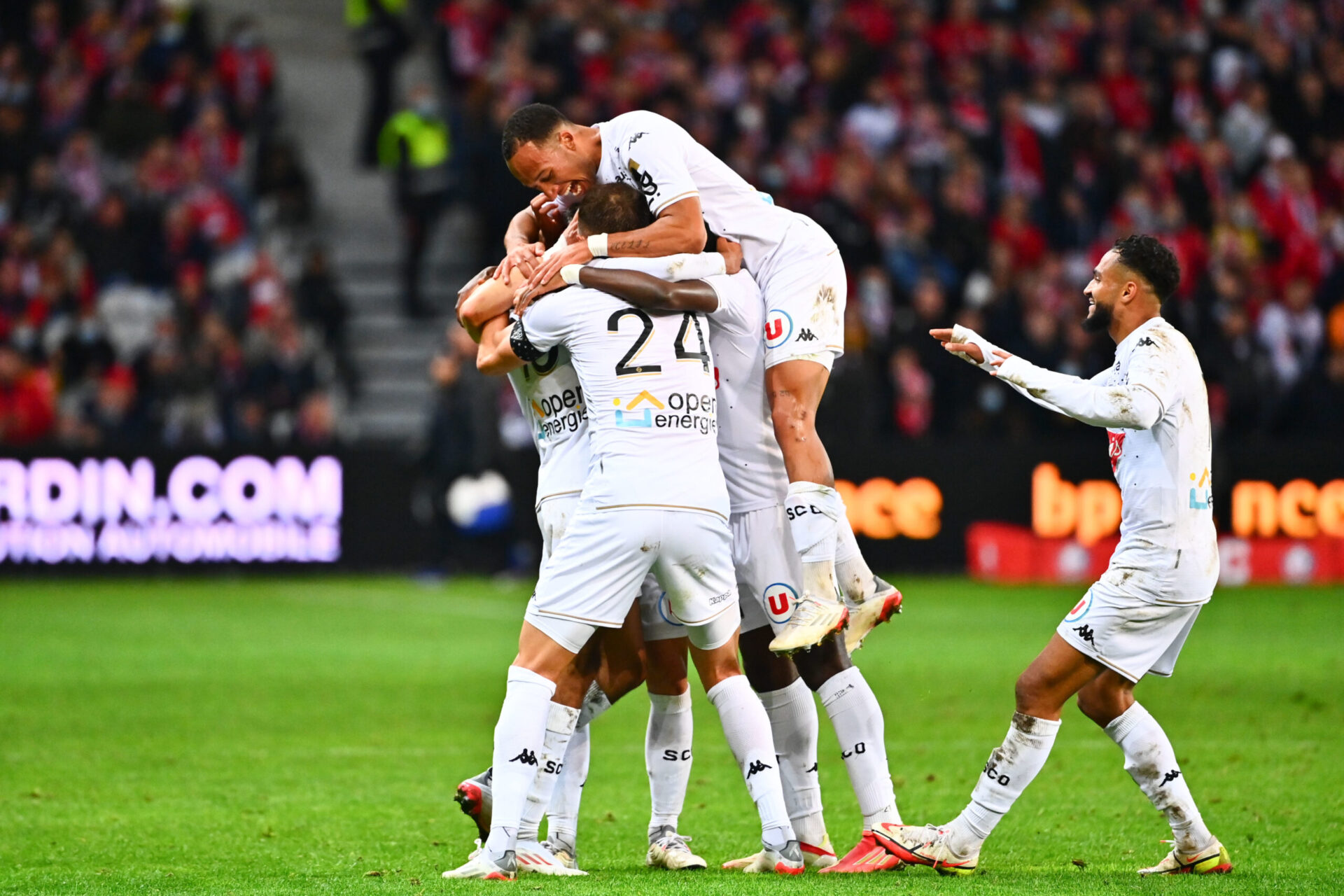 À force de pousser, Angers a recollé à Lille en fin de match (iconsport)