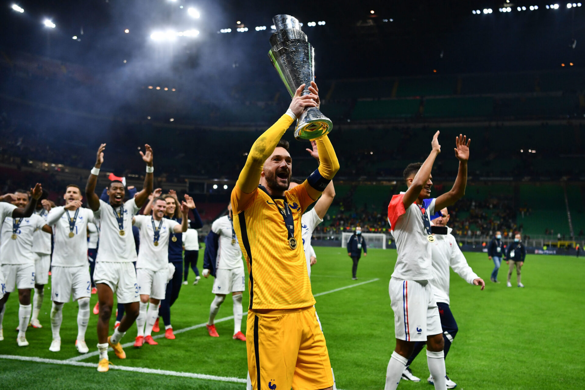 Hugo Lloris, capitaine des Bleus, brandissant le trophée de la Ligue des nations après la victoire de l'équipe de France face à l'Espagne, le 10 octobre 2021. Icon Sport