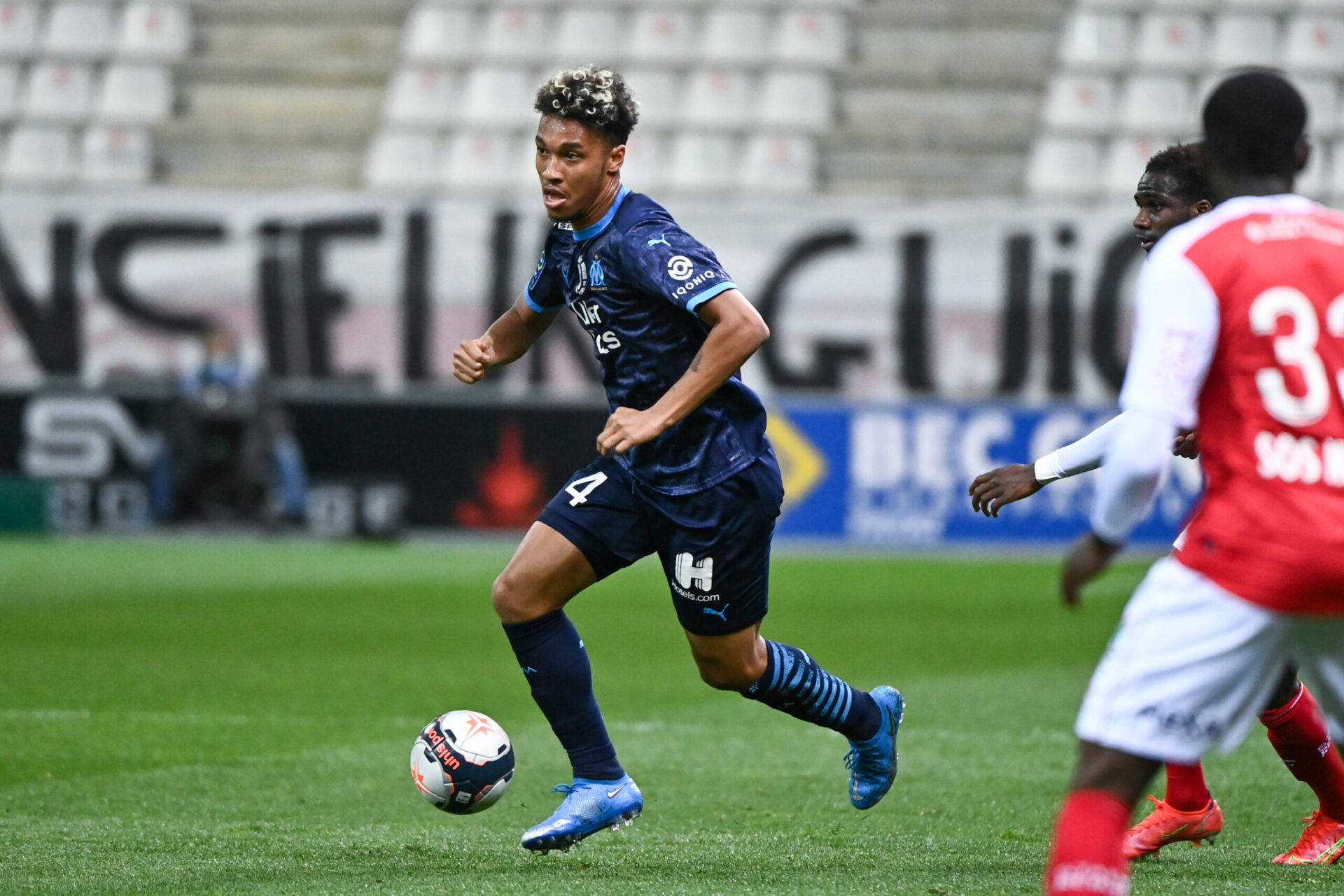 Boubacar Kamara est en fin de contrat à la fin de l'année et pourrait donc quitter le club prochainement (iconsport)