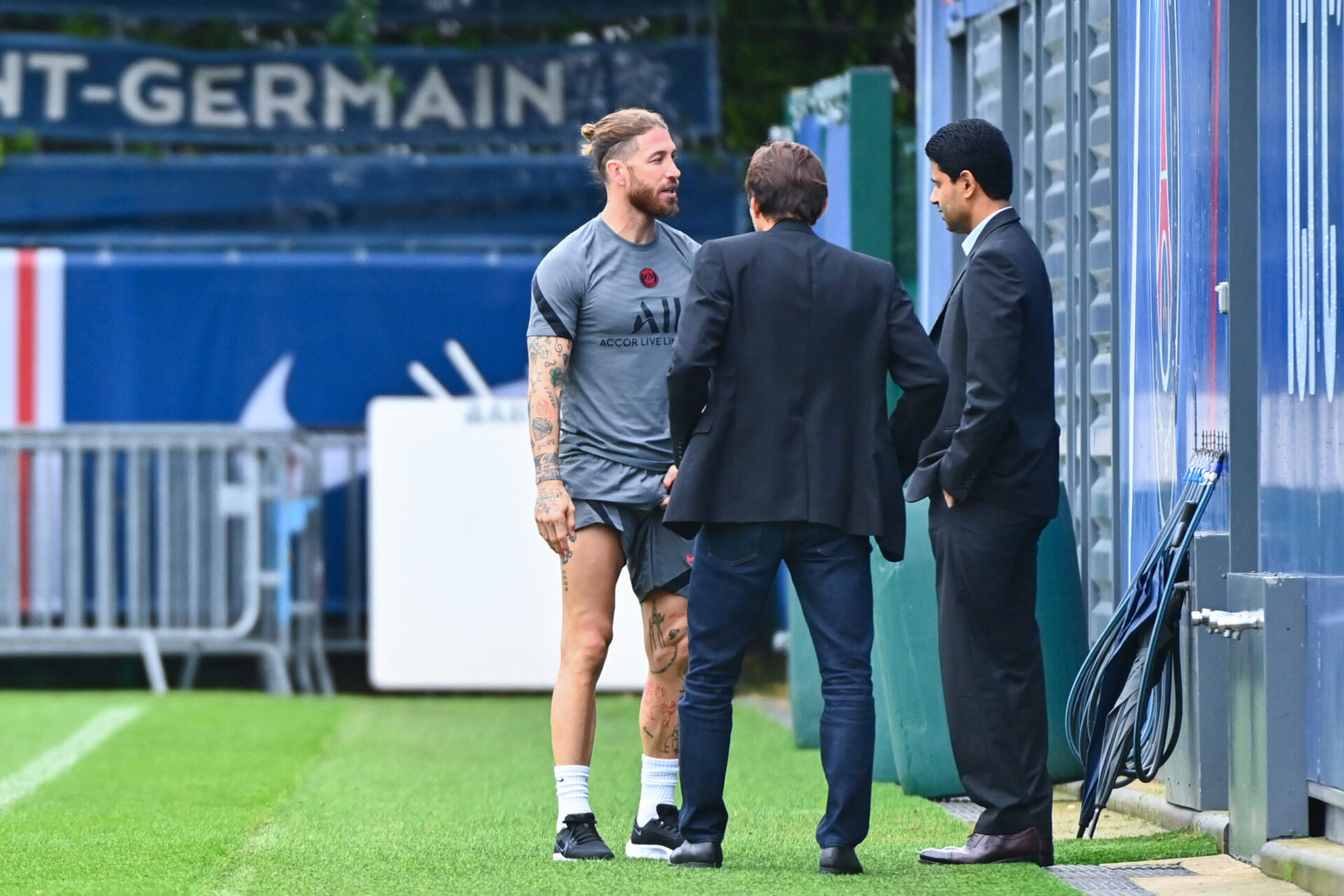 Sergio Ramos, en discussion avec son pr&eacute;sident Nasser Al-Khela&iuml;fi et son directeur sportif, Leonardo. Icon Sport
