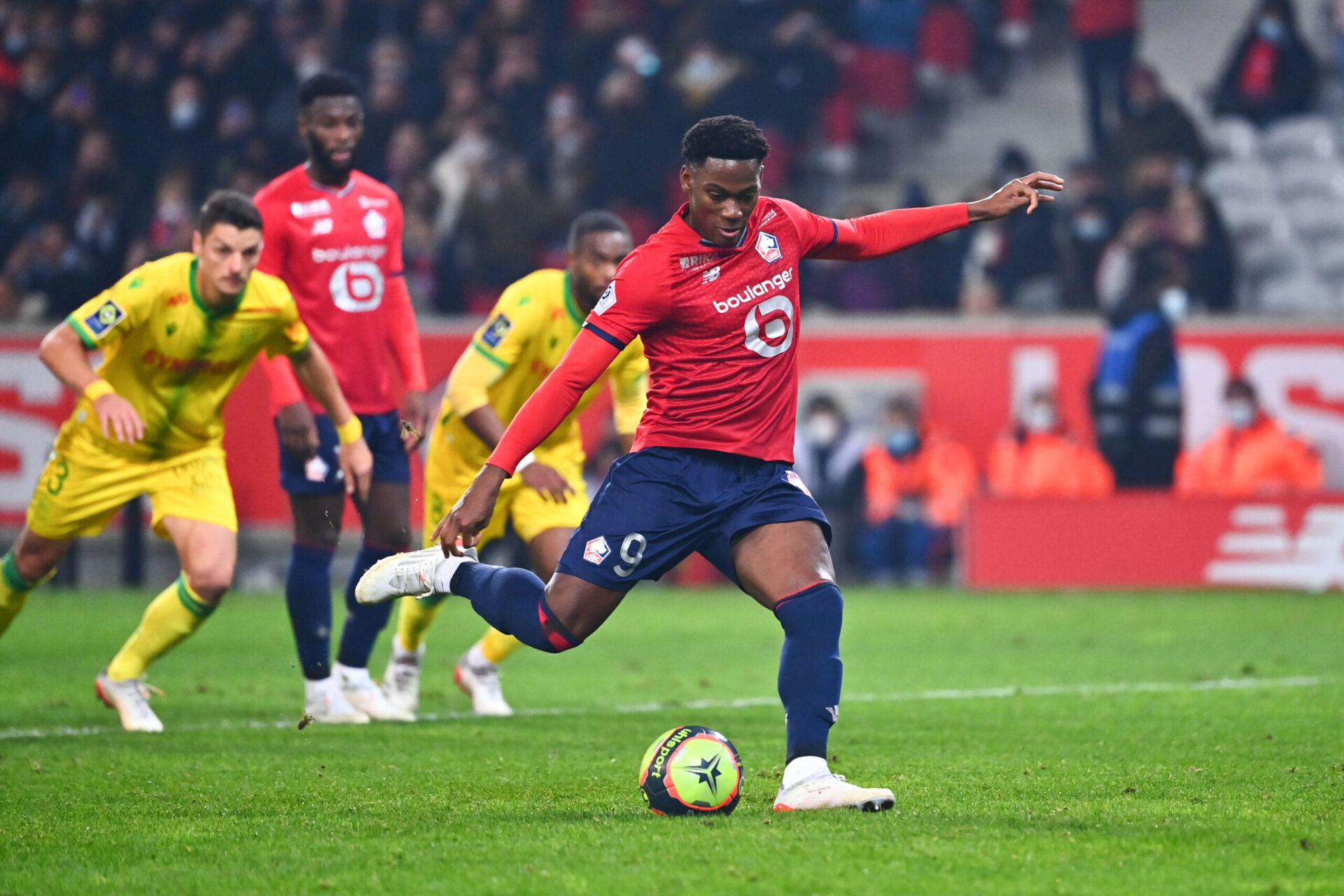 Burak Yilmaz célèbre son but face au FC Nantes sur la pelouse du stade Pierre Mauroy. Icon Sport Burak Yilmaz célèbre son but face au FC Nantes sur la pelouse du stade Pierre Mauroy. Icon Sport