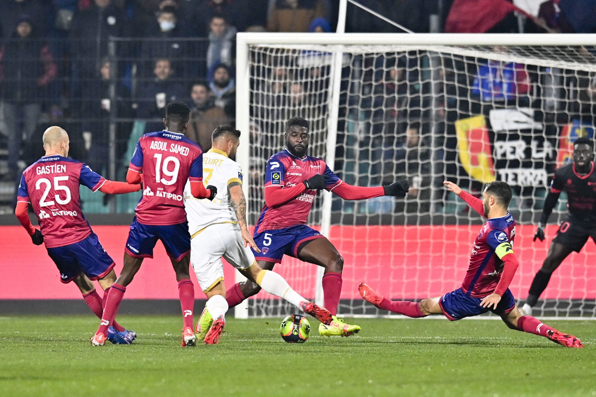 Andy Delort et Nice ont longtemps buté sur la défense de Clermont. Icon Sport