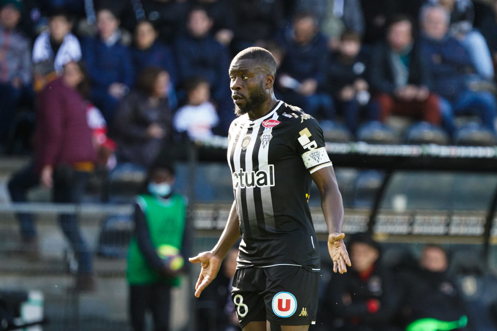 Ismaël Traoré, le capitaine d'Angers, semble désemparé par l'incapacité du SCO à tenir le score en fin de rencontre. Icon Sport
