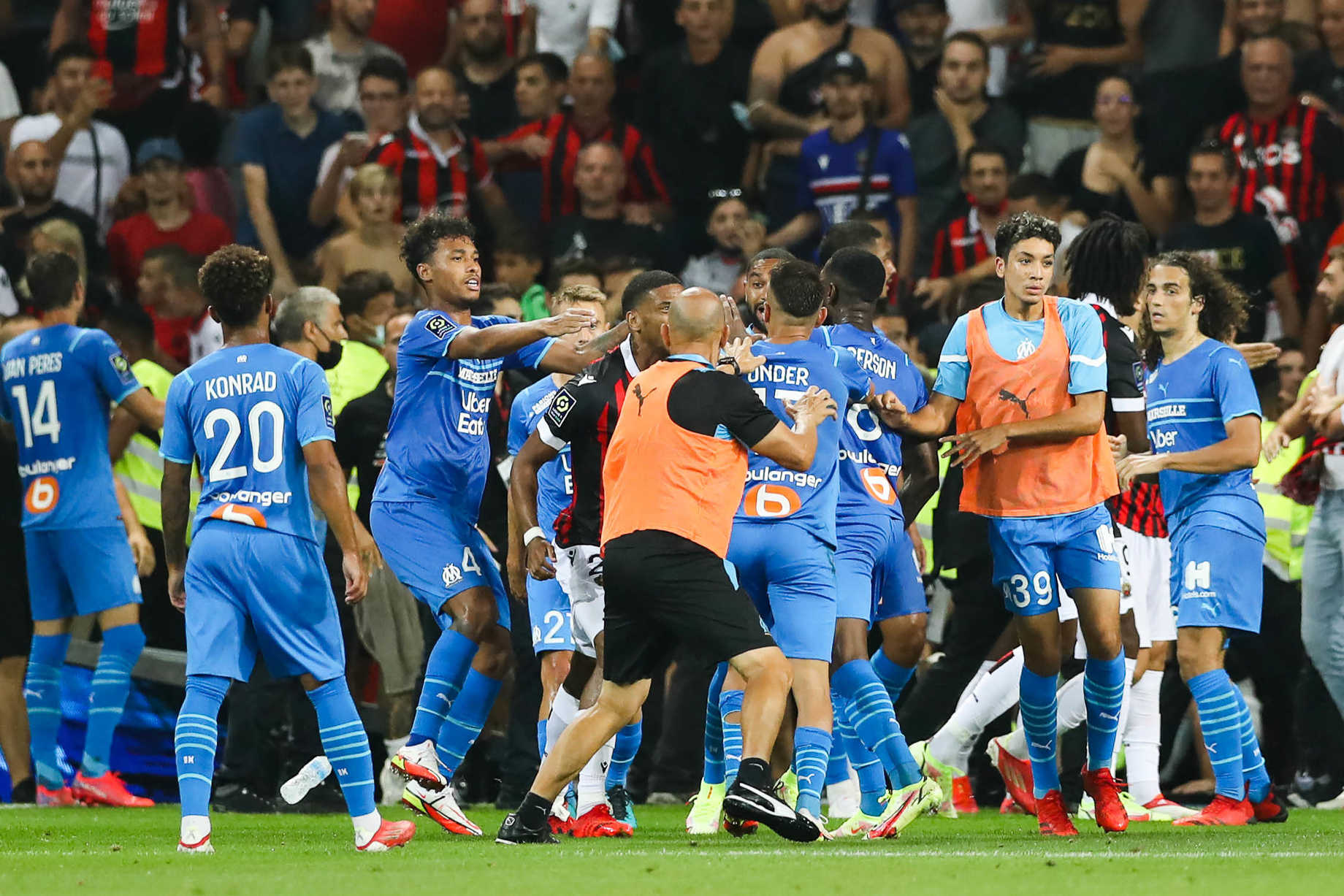 De nombreux incidents ont eu lieu sur les pelouses de Ligue 1 notamment entre l'OM et l'OGC Nice (iconsport)