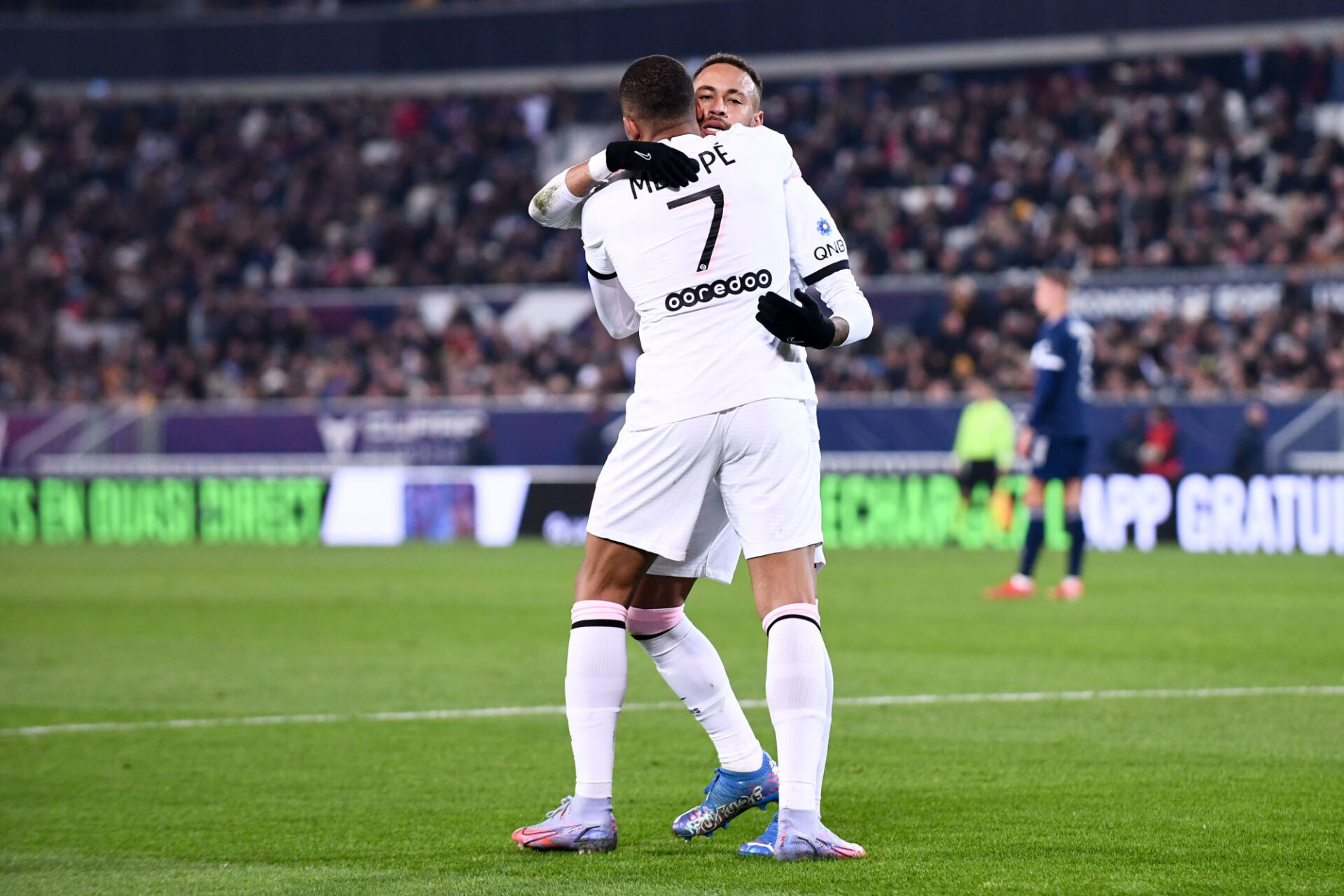 C'est l'amour fou entre Neymar et Mbappé. Icon Sport