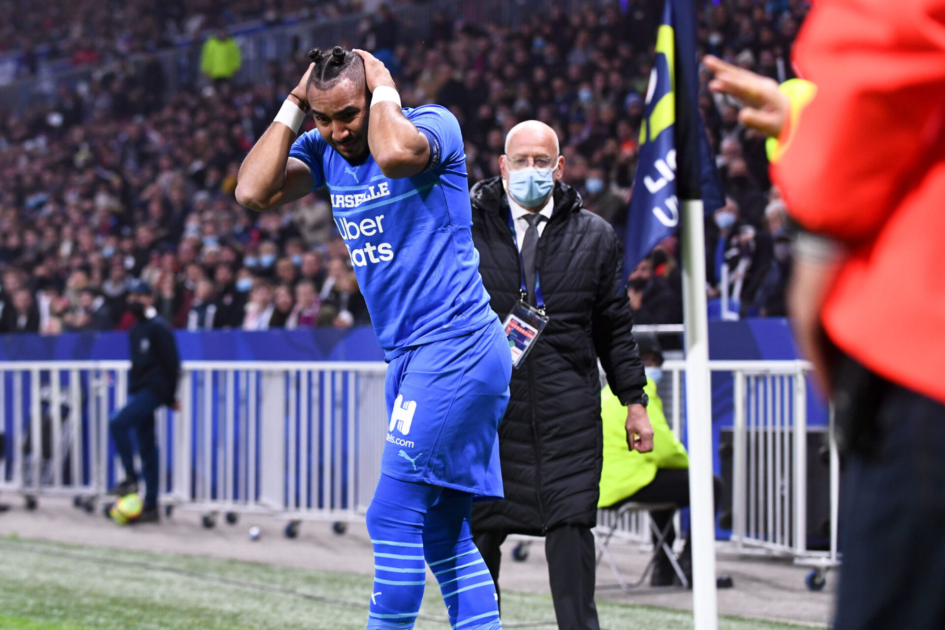 Alors qu'il allait frapper un corner, Dimitri Payet a été touché à la tête par une bouteille en plastique venue des tribunes (iconsport)