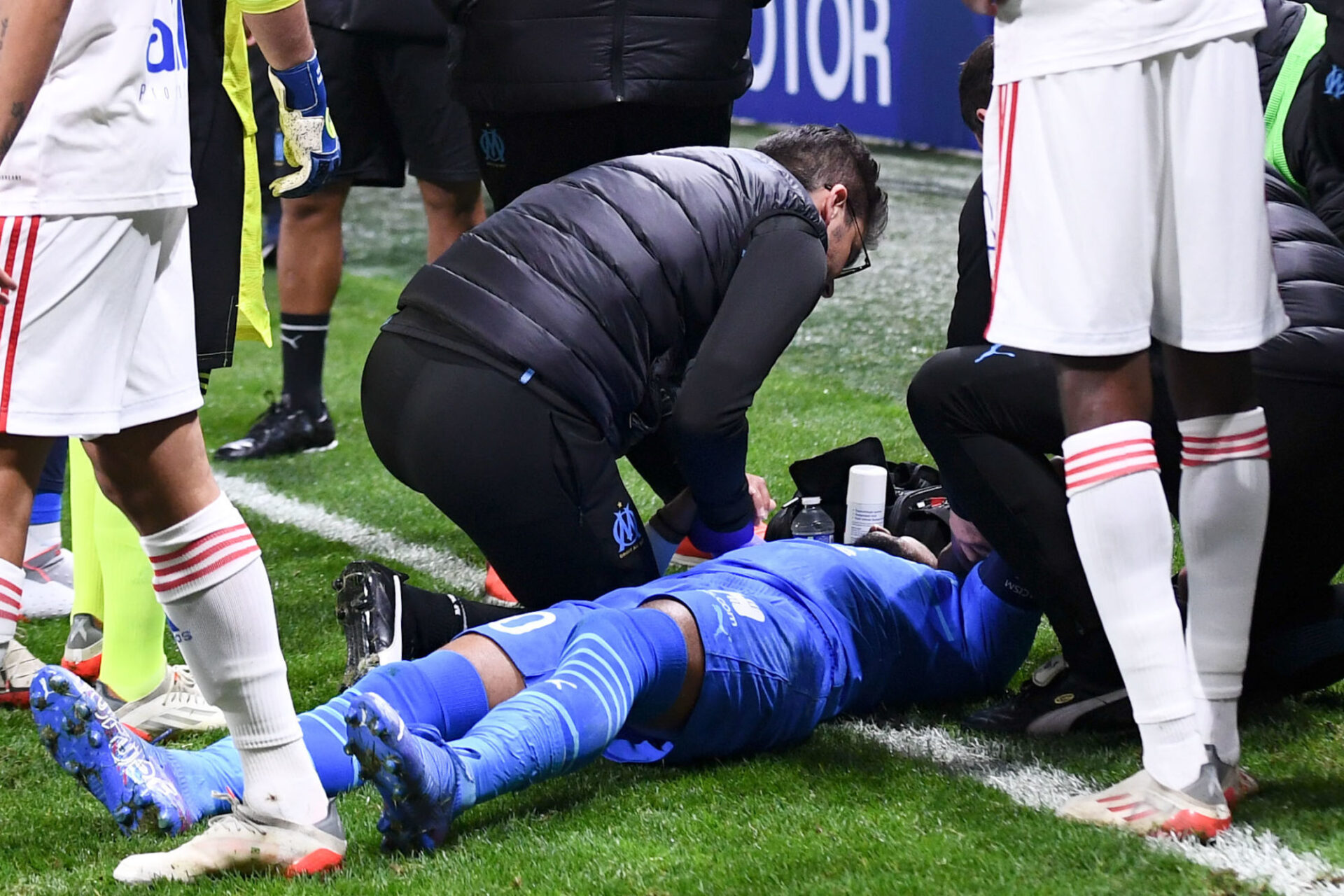 Dimitri Payet s'est effondré après avoir reçu une bouteille en pleine tête. Icon Sport