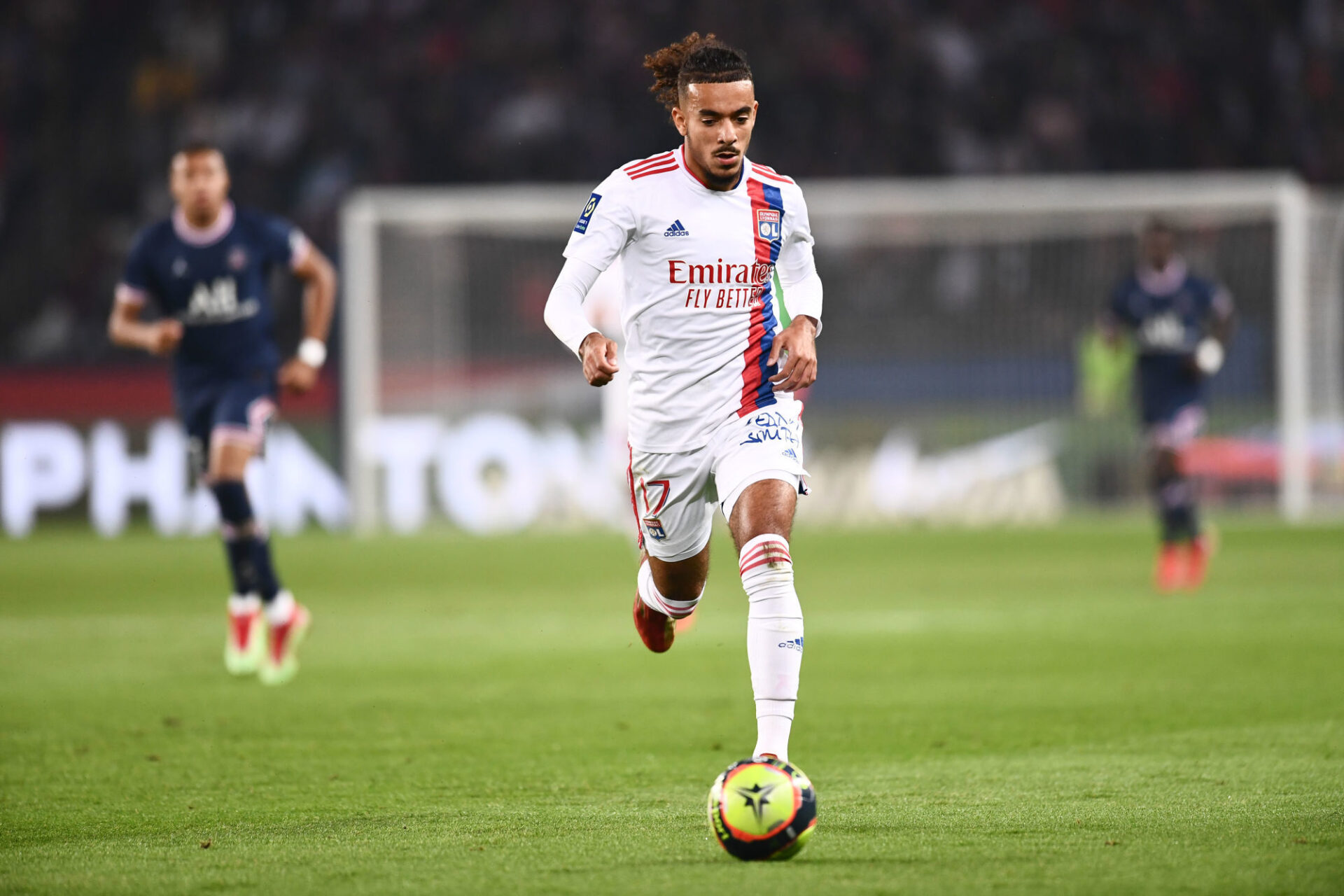 Malo Gusto est titulaire au poste de latéral droit contre l'OM. Icon Sport