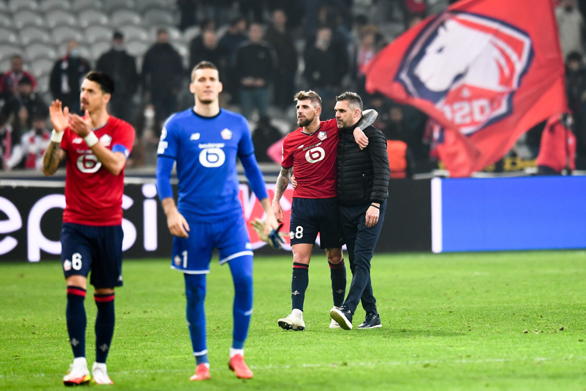 Jocelyn Gourvennec en communion avec ses joueurs apr&egrave;s la victoire contre Salzbourg en Ligue des champions. Icon Sport