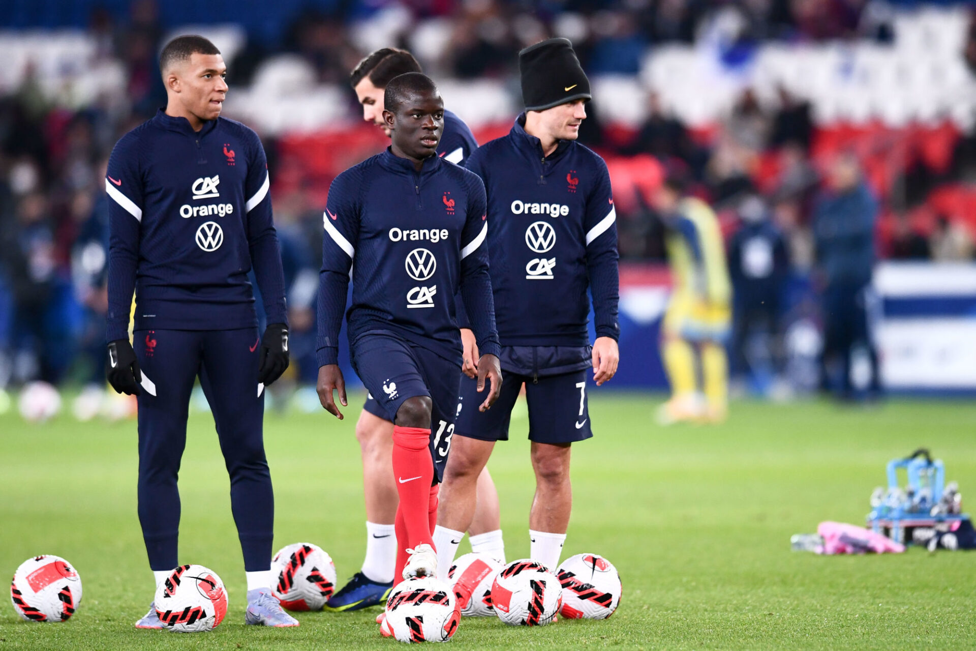Kylian Mbappé, N'Golo Kanté et Antoine Griezmann à l'échauffement avec l'équipe de France (iconsport)