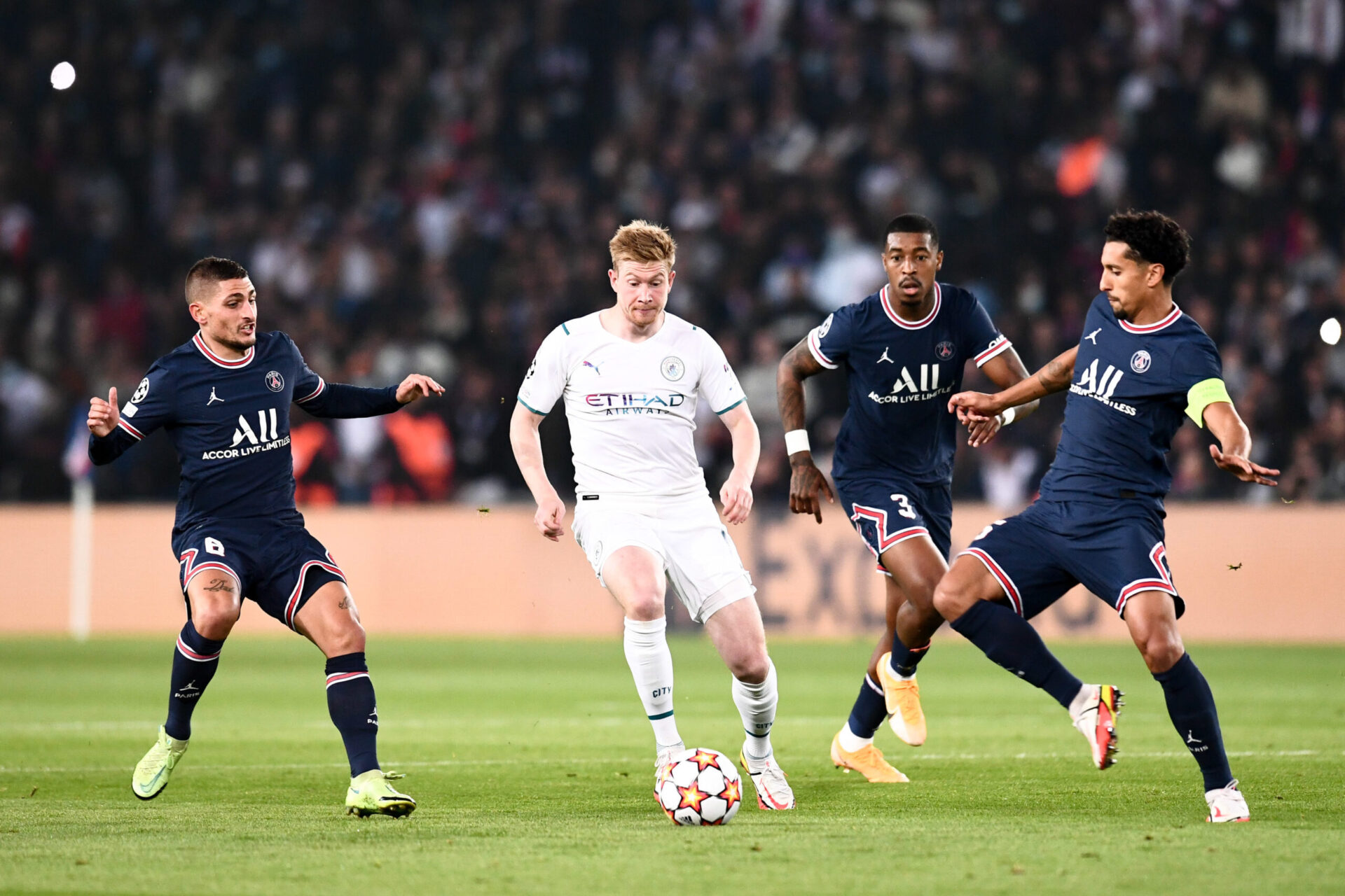 Kevin De Bruyne, au Parc des Princes face à Marco Verratti et Marquinhos lors du match aller entre le PSG et Manchester City. Icon Sport