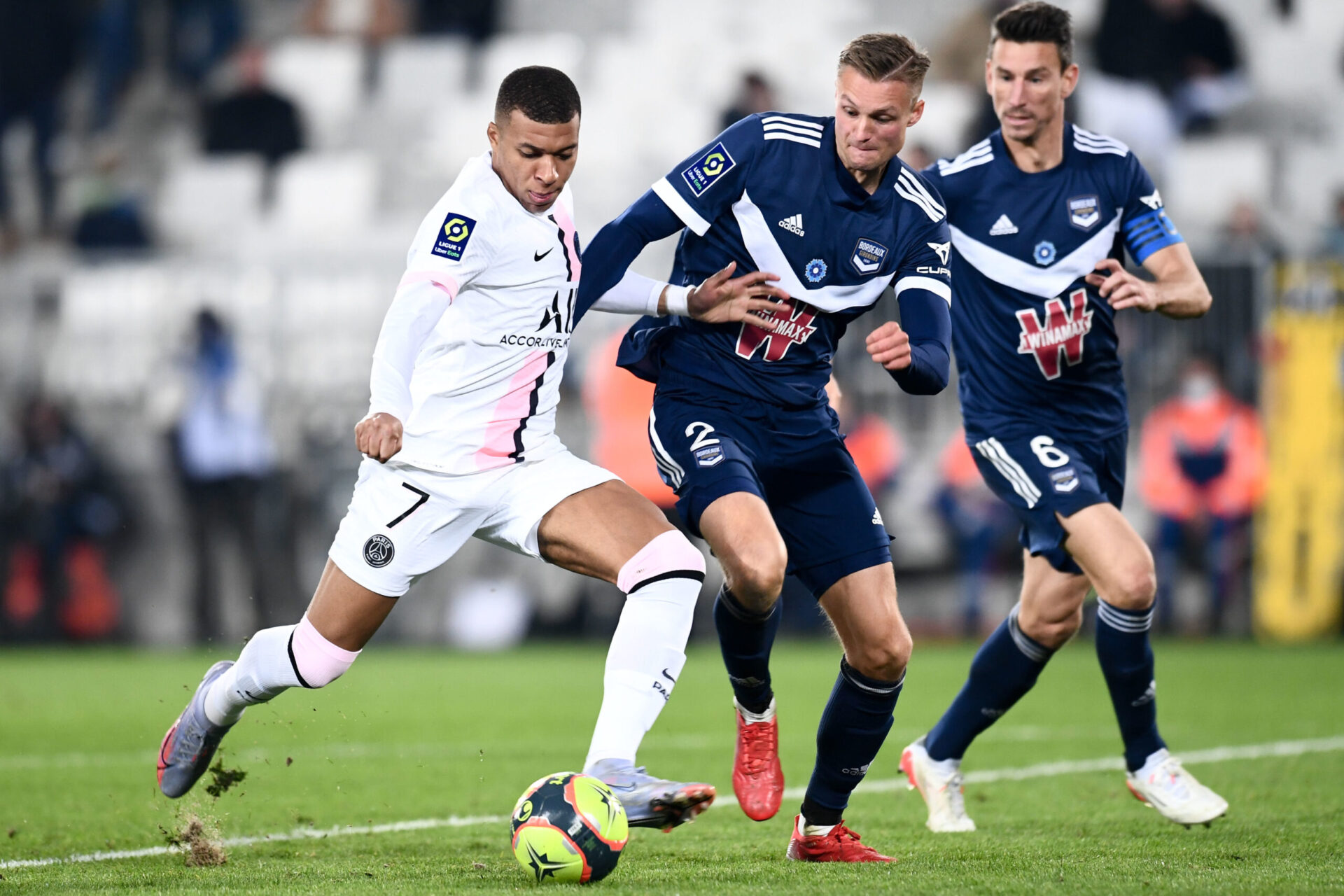 Kylian Mbappé, à la lutte avec Stian Gregersen, lors du choc de la 13ème journée de Ligue 1 entre le PSG et les Girondins de Bordeaux. Icon Sport