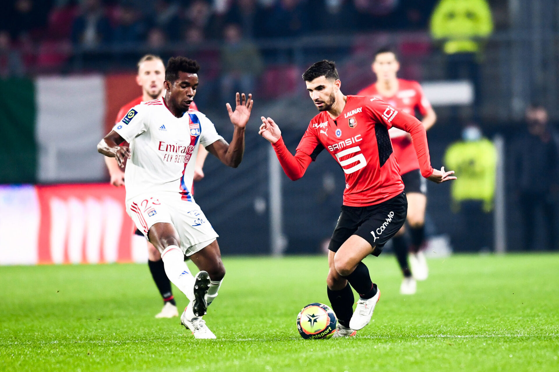 Martin Terrier (Rennes) face à Thiago Mendes (OL) (iconsport)