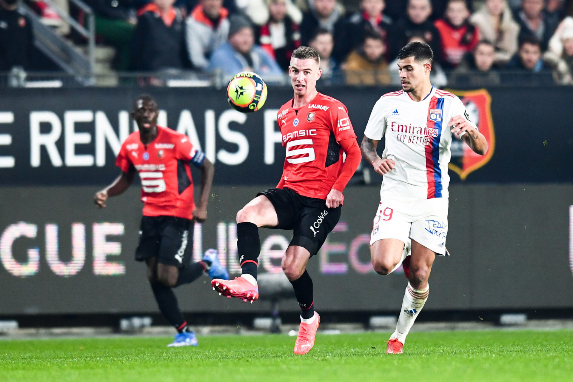 Bruno Guimarães et les Lyonnais ont parfois tendance à négliger la débauche d'énergie en défense. Icon Sport