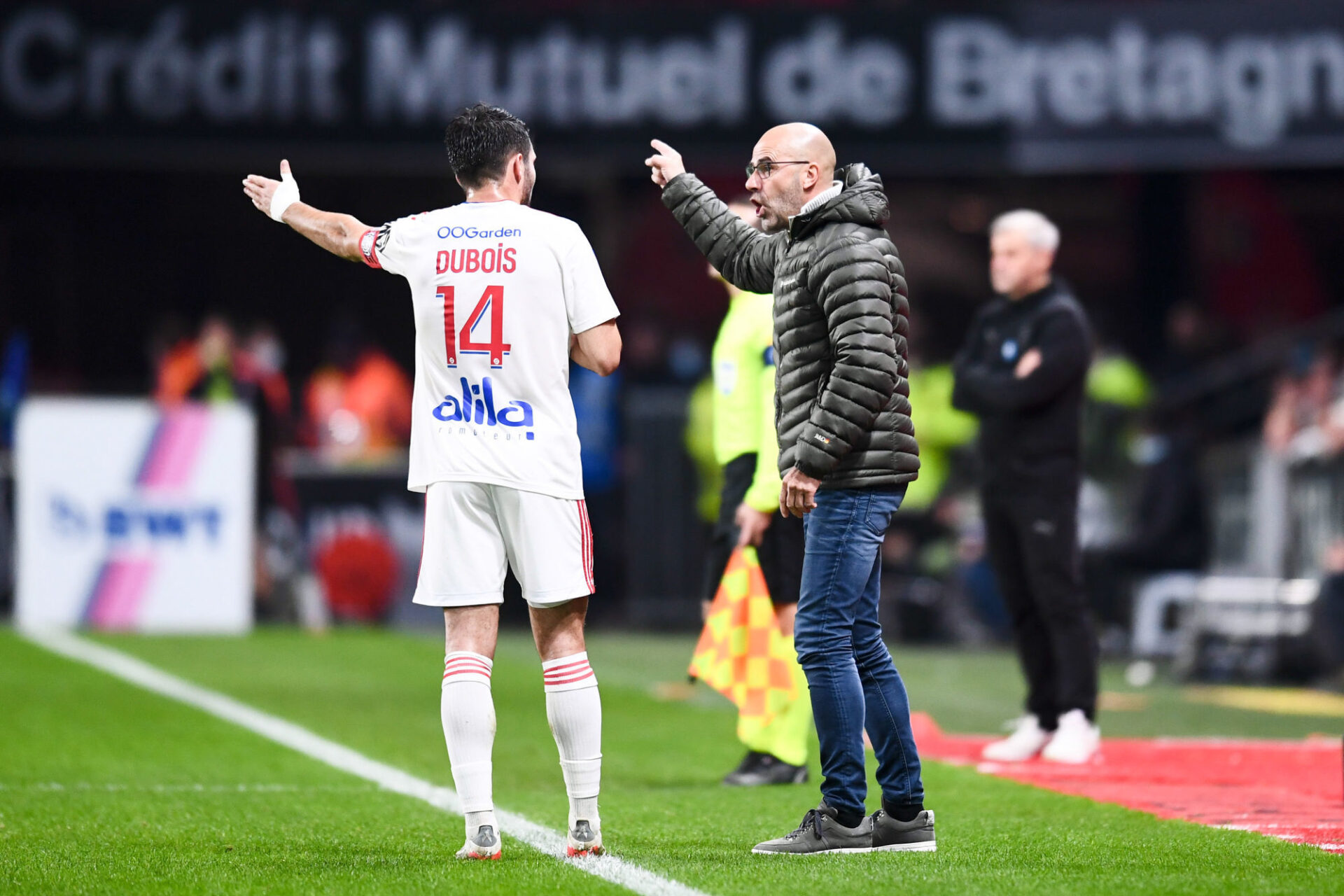 Peter Bosz éructe envers ses joueurs, ici le capitaine Léo Dubois. Icon Sport