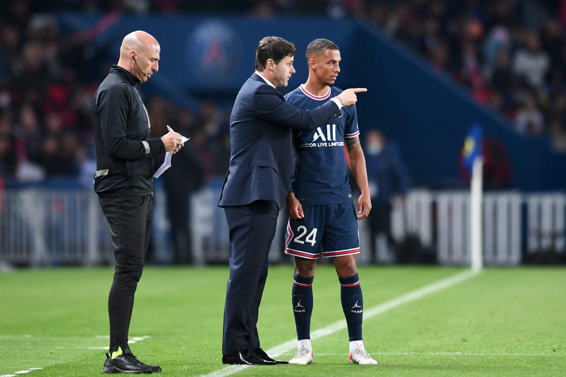Mauricio Pochettino, en dicussion avec Thilo Kehrer lors du match entre le PSG et le LOSC. Icon Sport