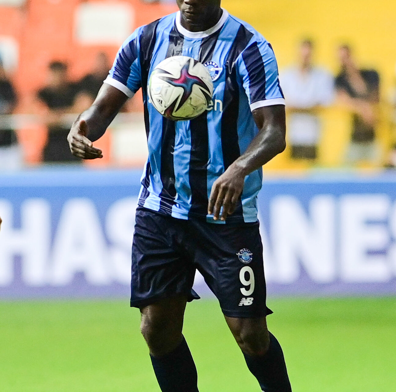 Mario Balotelli sous les couleurs du Adana Demirspor (IconSport) Mario Balotelli sous les couleurs du Adana Demirspor (IconSport)