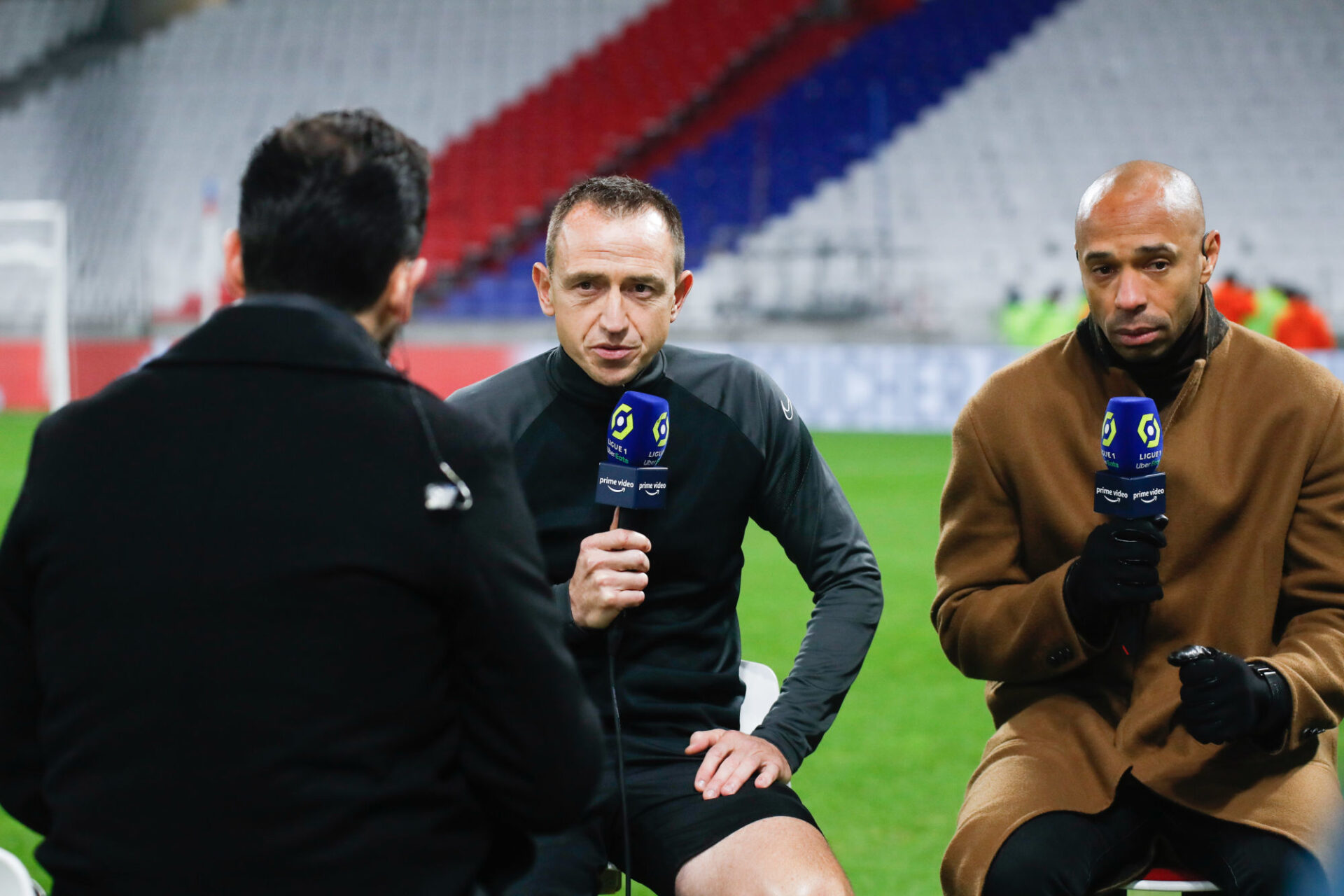 Ruddy Buquet aurait &eacute;t&eacute; soumis &agrave; des pressions pour reprendre le match OL-OM alors que l'arbitre aurait souhait&eacute; l'arr&ecirc;ter d&egrave;s l'interruption. Icon Sport
