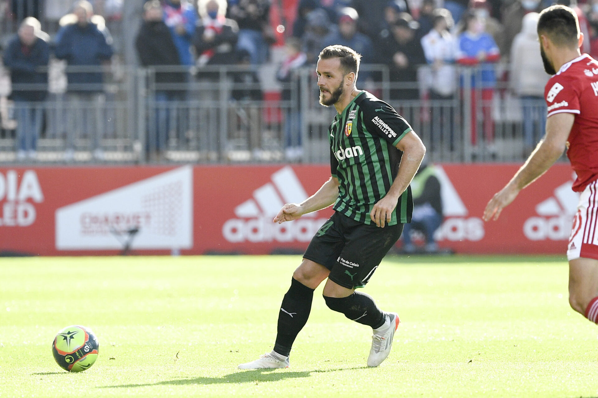 Jonathan Gradit et les Lensois re&ccedil;oivent Angers, moins d'une semaine apr&egrave;s la claque re&ccedil;ue sur la pelouse du Stade Brestois. Icon Sport