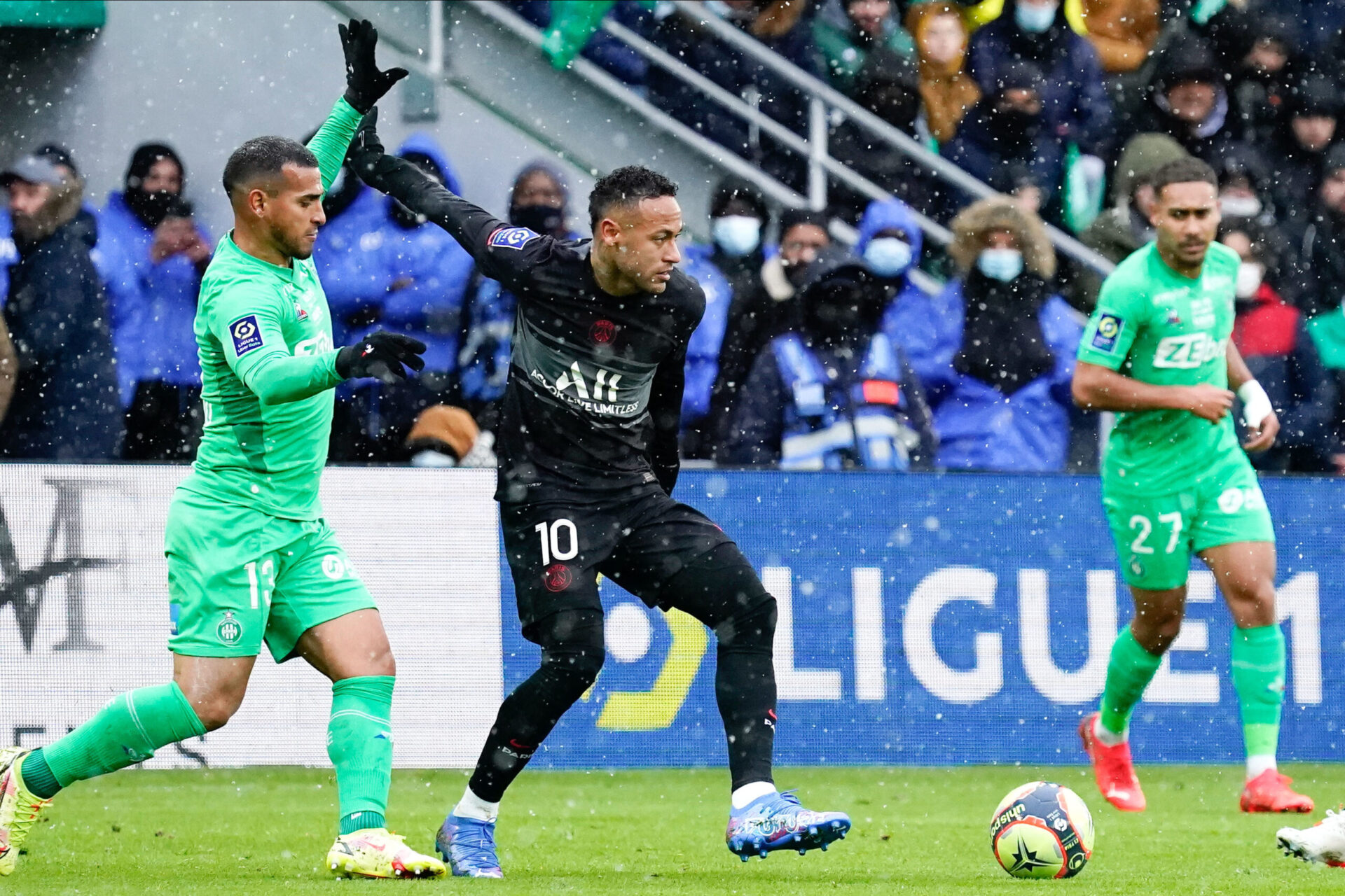 Contre Saint-Étienne, Neymar est sorti sur civière après avoir tordu sa cheville suite à un tacle d'Yvan Maçon (iconsport) Contre Saint-Étienne, Neymar est sorti sur civière après avoir tordu sa cheville suite à un tacle d'Yvan Maçon (iconsport)