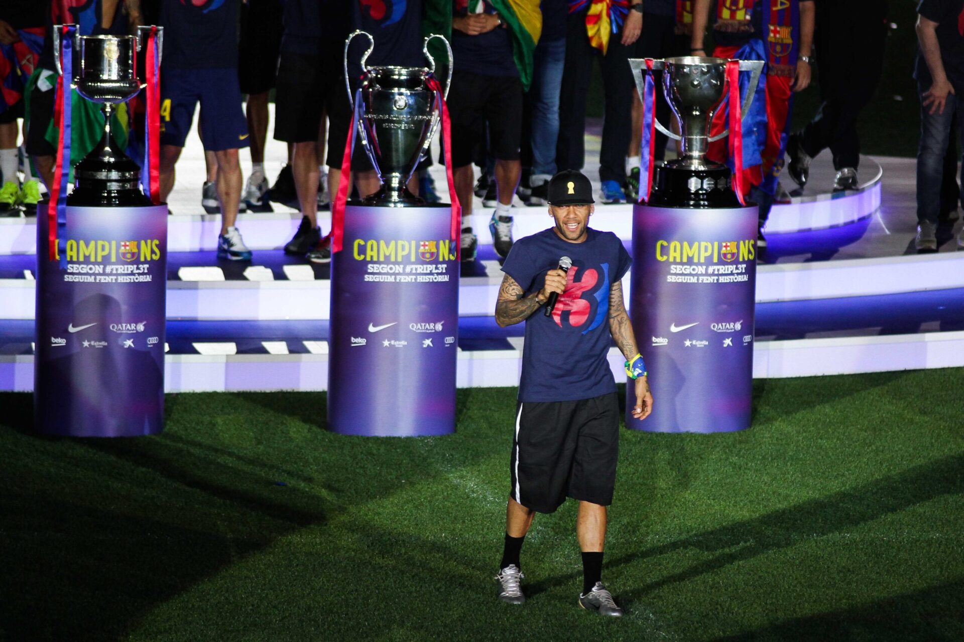 Dani Alves, lors de la célébration du deuxième triplé de l'histoire du FC Barcelone, en 2015. Icon Sport