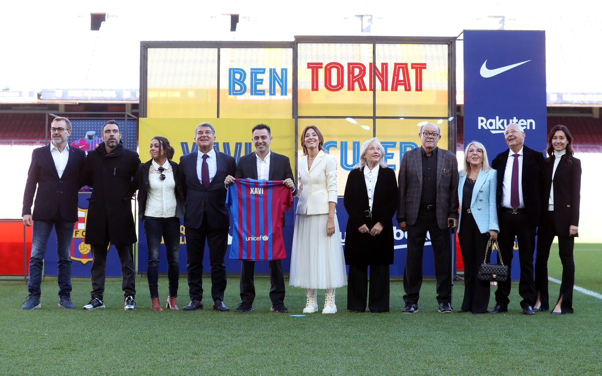 Xavi, avec sa famille lors de sa présentation en tant que nouvel entraîneur du Barça, au Camp Nou. FCBarcelone