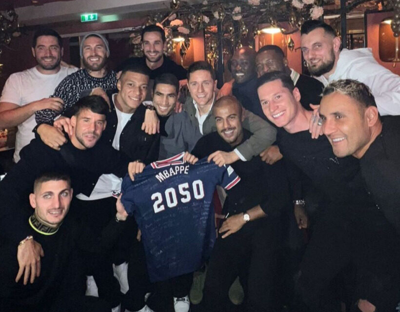 Kylian Mbapp&eacute; expose son cadeau d'anniversaire au milieu de ses co&eacute;quipiers. (Instagram de Juan Bernat)