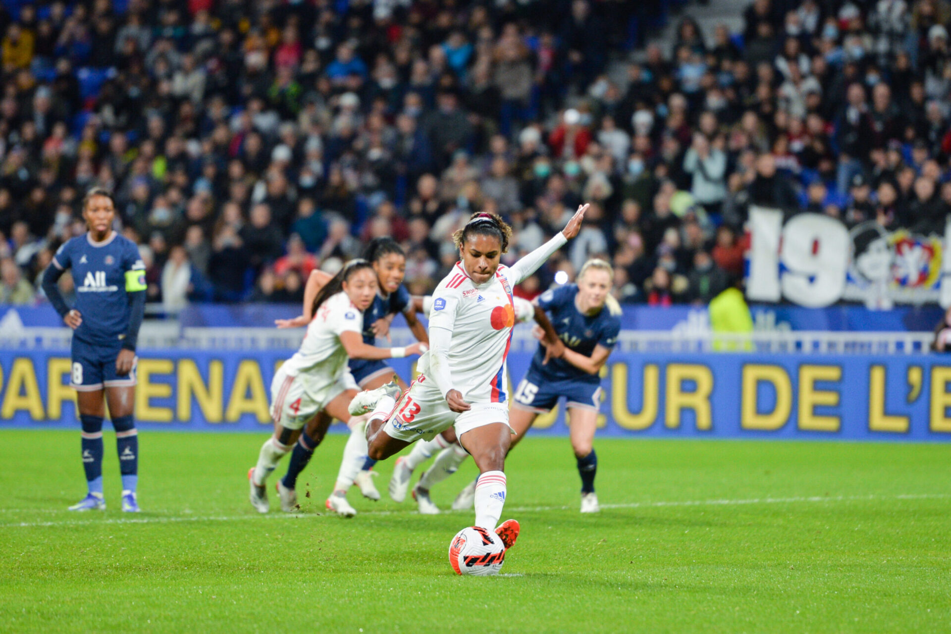 Lors de la derni&egrave;re confrontation entre l'OL et le PSG, les Lyonnaises avaient balay&eacute; des Parisiennes d&eacute;cim&eacute;es sur le score de six buts &agrave; un au Groupama Stadium. Icon Sport