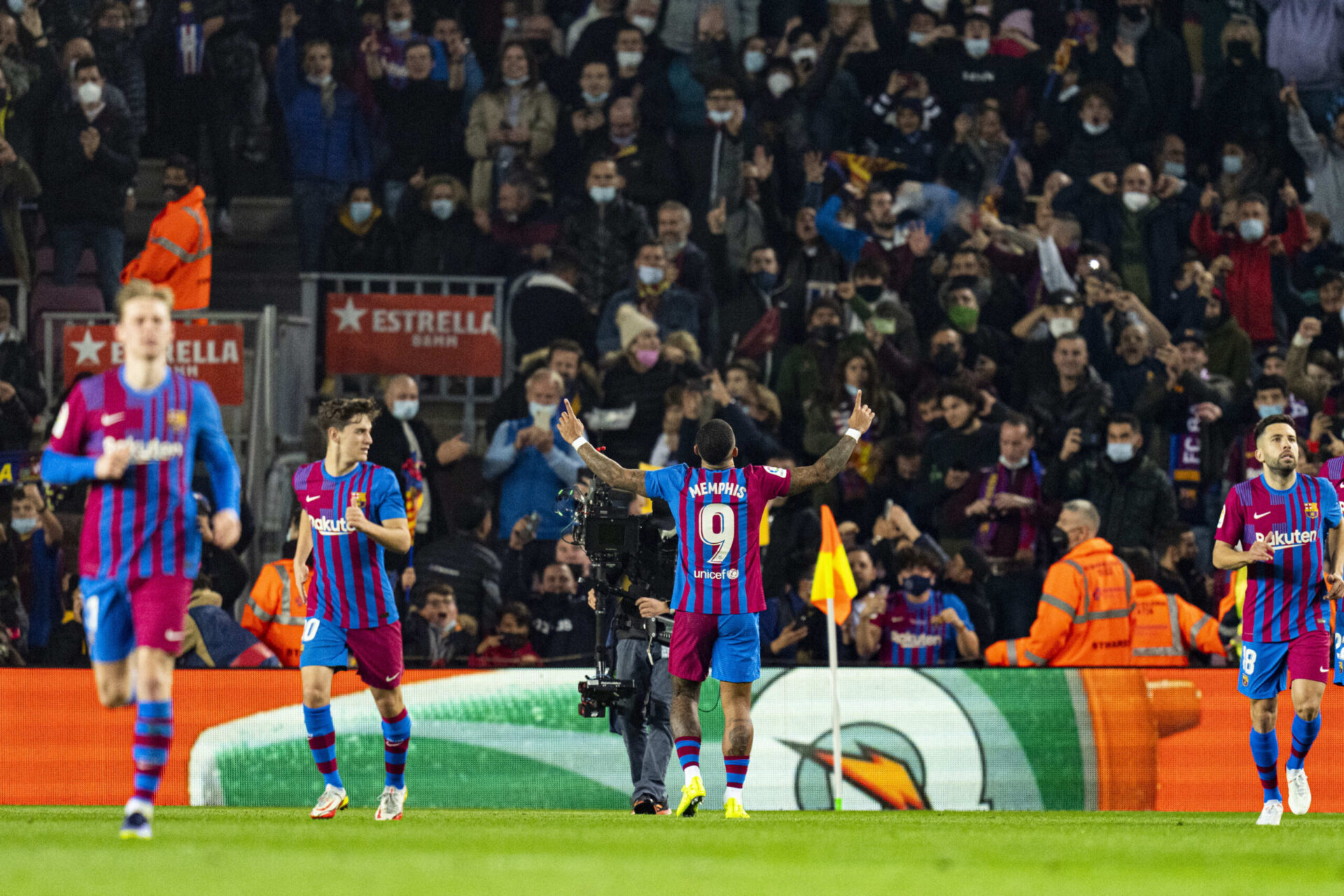 Memphis Depay aurait pu envoyer le Bar&ccedil;a en huiti&egrave;mes de finale de Ligue des champions face &agrave; Benfica... Icon Sport