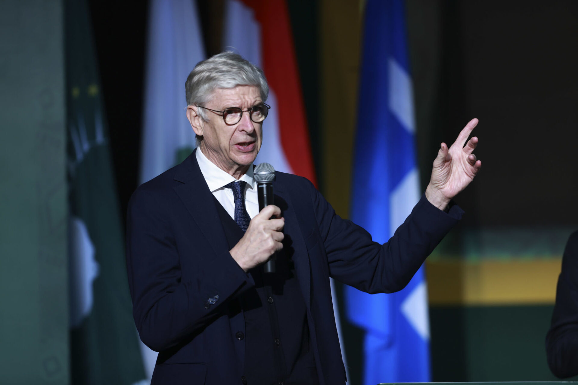 Raymond Domenech affiche toujours une mine r&eacute;jouie, mais il n'y a pas vraiment de quoi avoir le sourire... Icon Sport