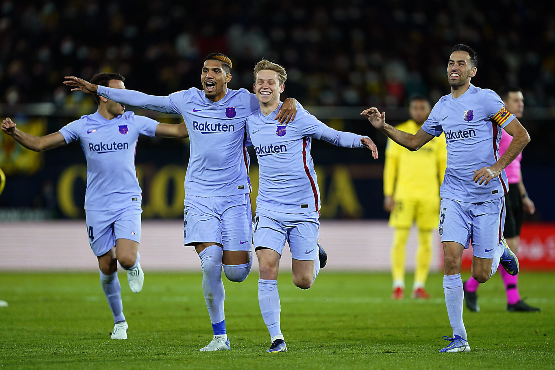 Frenkie de Jong célèbre son but face à Villarreal avec Ronald Araujo et Sergio Busquets. Icon Sport Frenkie de Jong célèbre son but face à Villarreal avec Ronald Araujo et Sergio Busquets. Icon Sport