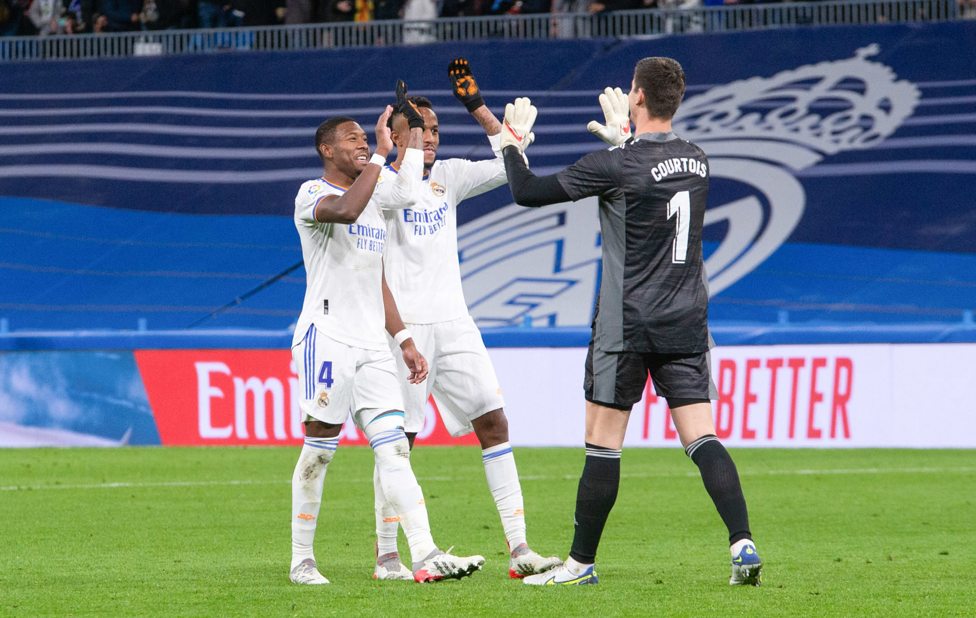 Thibaut Courtois félicité par ses défenseurs David Alaba et Eder Militao. Icon Sport Thibaut Courtois félicité par ses défenseurs David Alaba et Eder Militao. Icon Sport