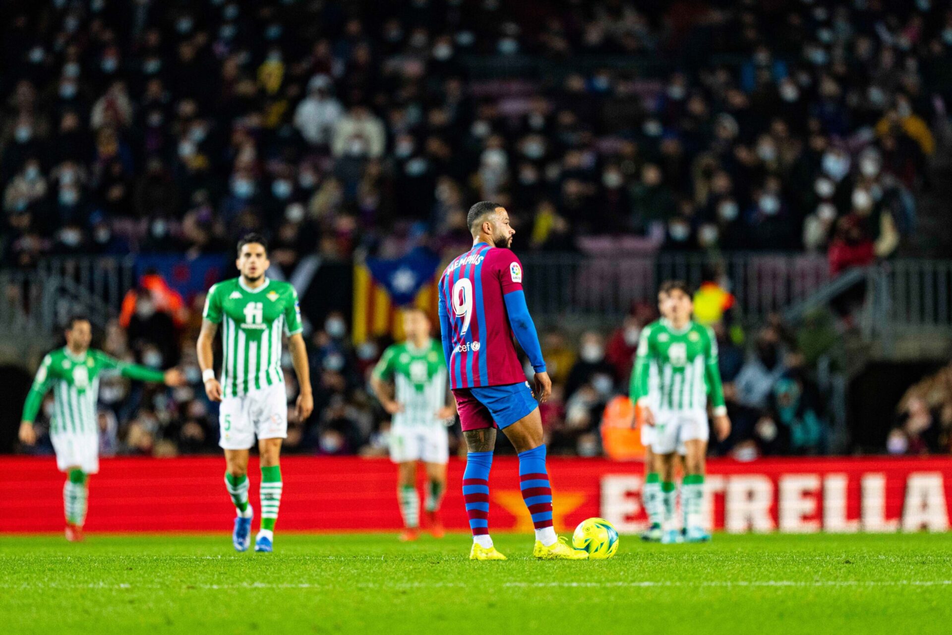 Memphis Depay aurait pu envoyer le Bar&ccedil;a en huiti&egrave;mes de finale de Ligue des champions face &agrave; Benfica... Icon Sport
